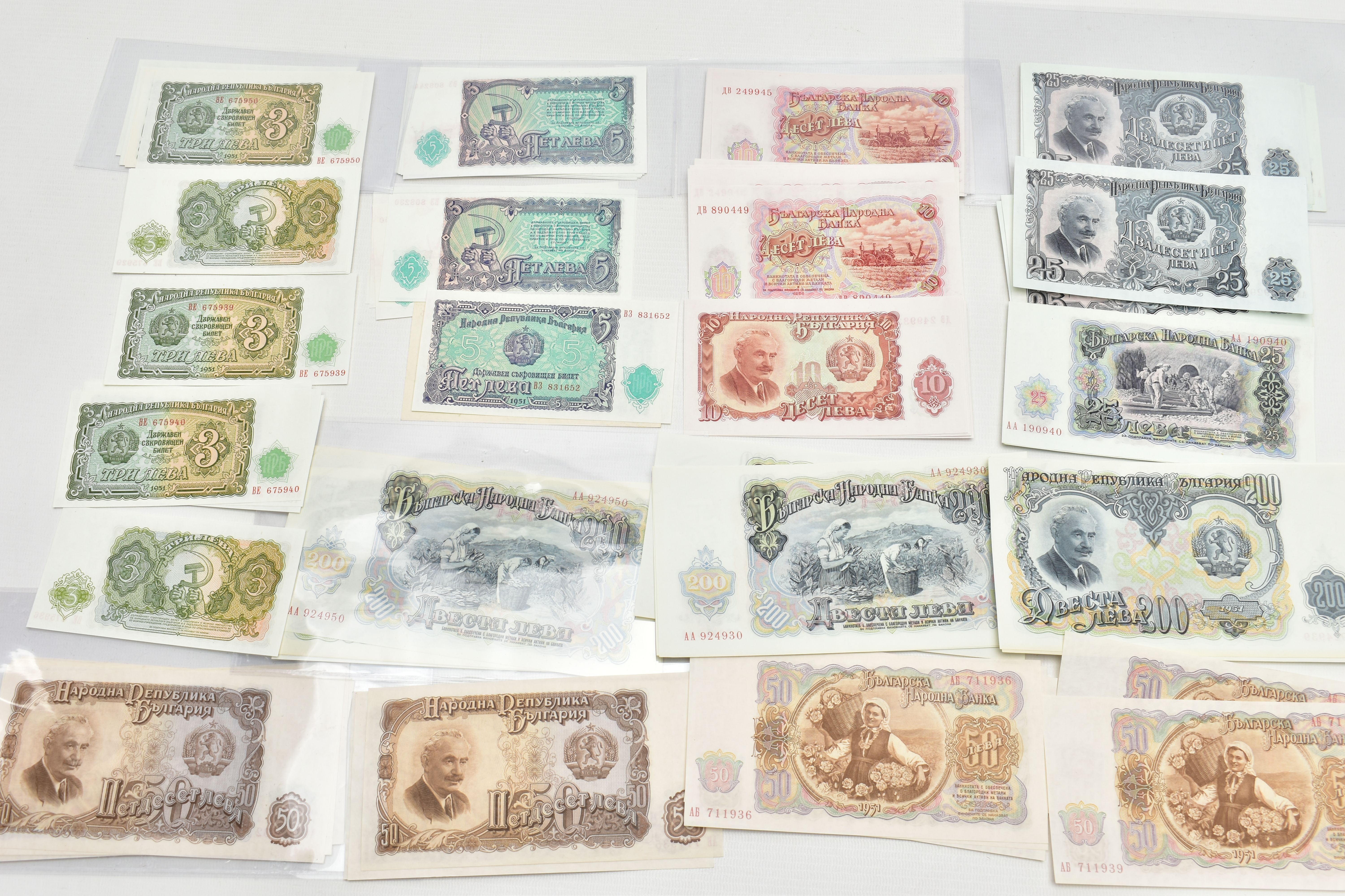 A SELECTION OF CRISP UNCIRCULATED BULGARIA BANKNOTES 1951, six packs of approx 17 Banknotes in