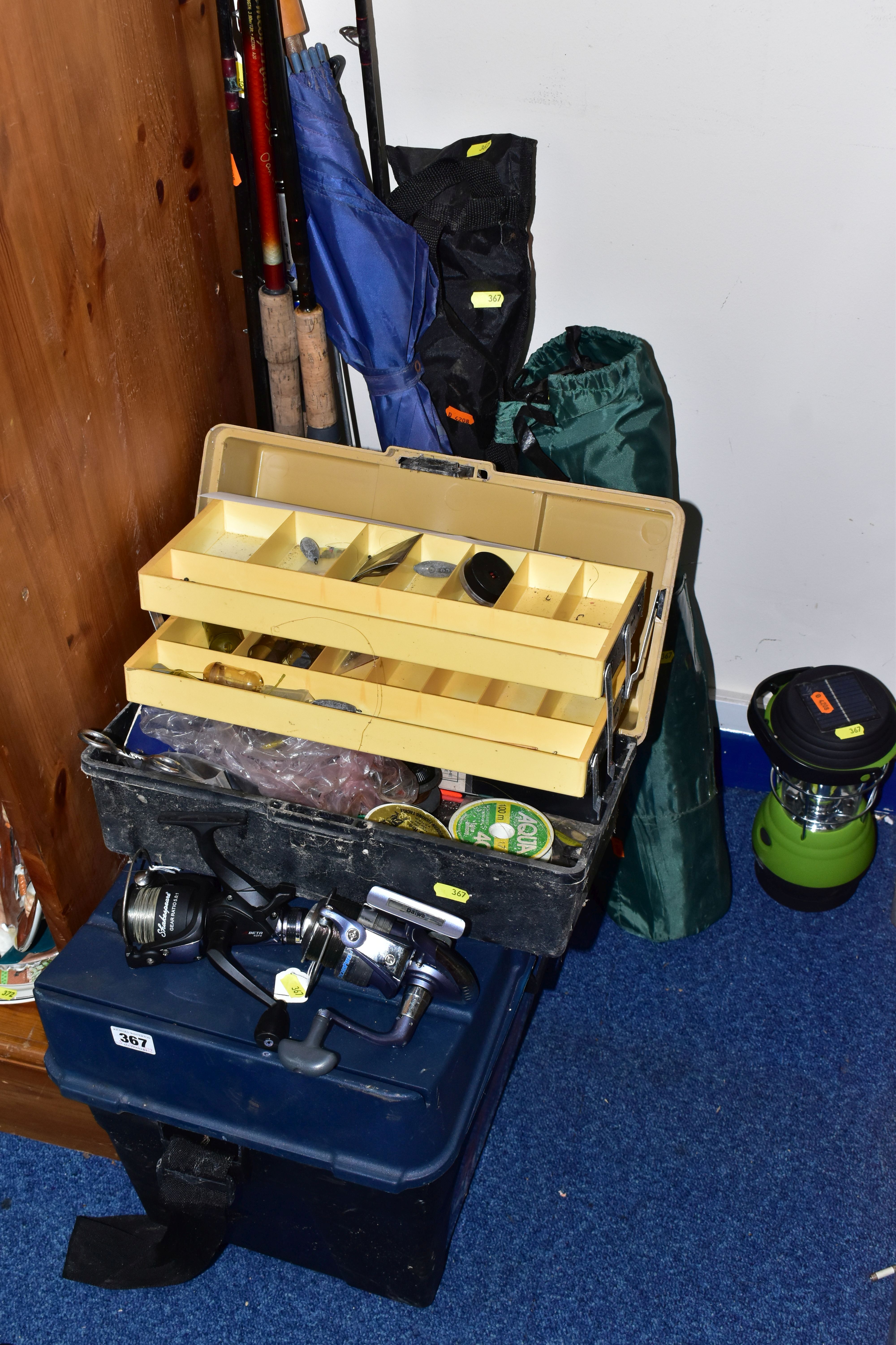 A SMALL QUANTITY OF FISHING TACKLE, including a Shakespeare BETA 40FS spinning reel, a Daiwa