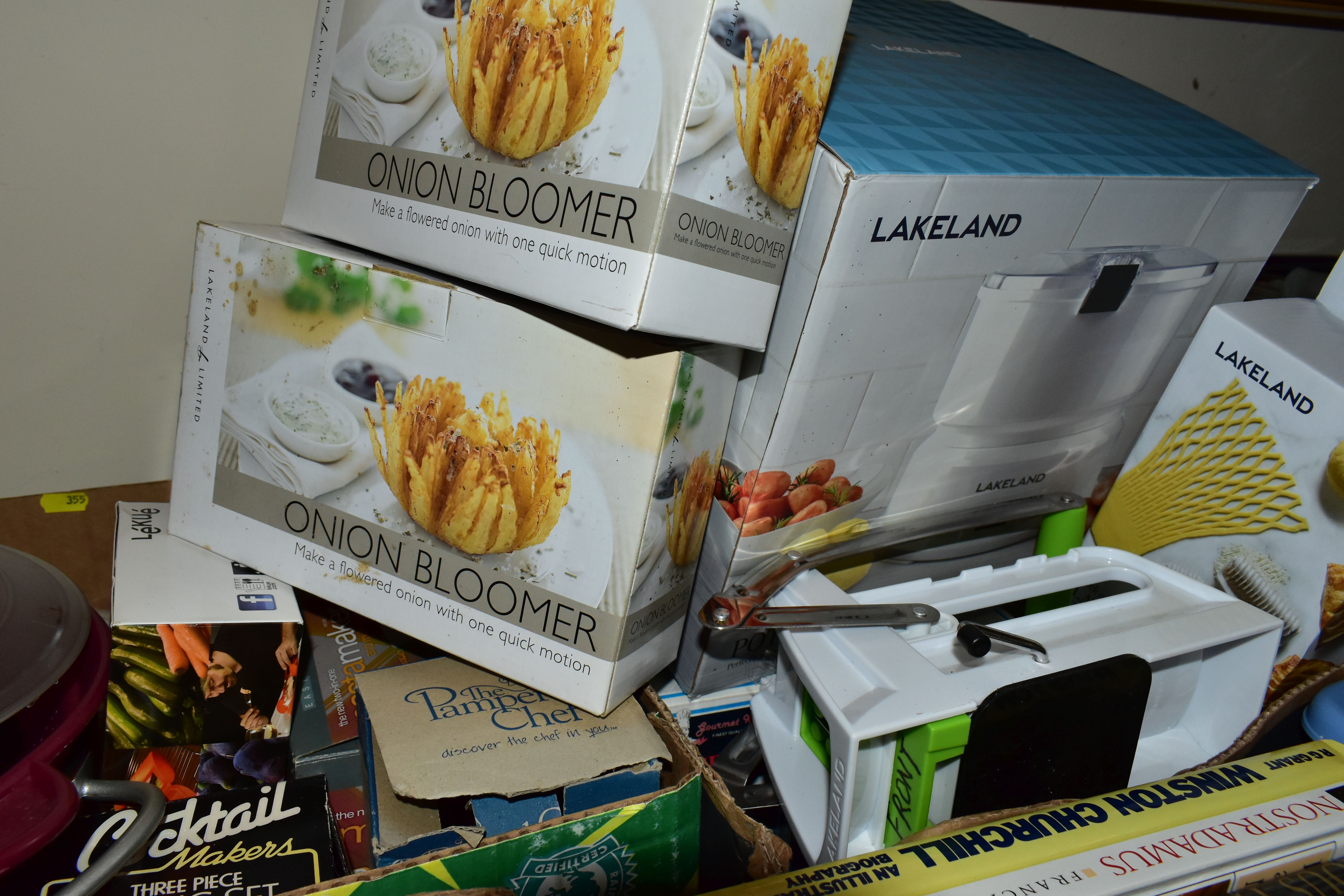 FOUR BOXES OF BOXED AND LOOSE KITCHEN EQUIPMENT, COOKERY BOOKS, ETC, including Tefal Vitafruit, - Image 6 of 7