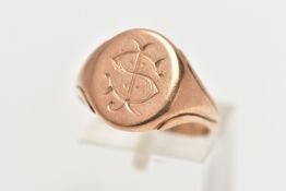 AN EARLY 20TH CENTURY, 9CT GOLD SIGNET RING, polished oval form with engraved initials, tapering