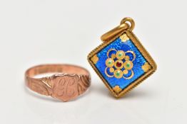 AN EARLY 20TH CENTURY 9CT ROSE GOLD RING AND A YELLOW METAL GUILLOCHE ENAMEL PENDANT, the rose