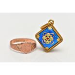 AN EARLY 20TH CENTURY 9CT ROSE GOLD RING AND A YELLOW METAL GUILLOCHE ENAMEL PENDANT, the rose