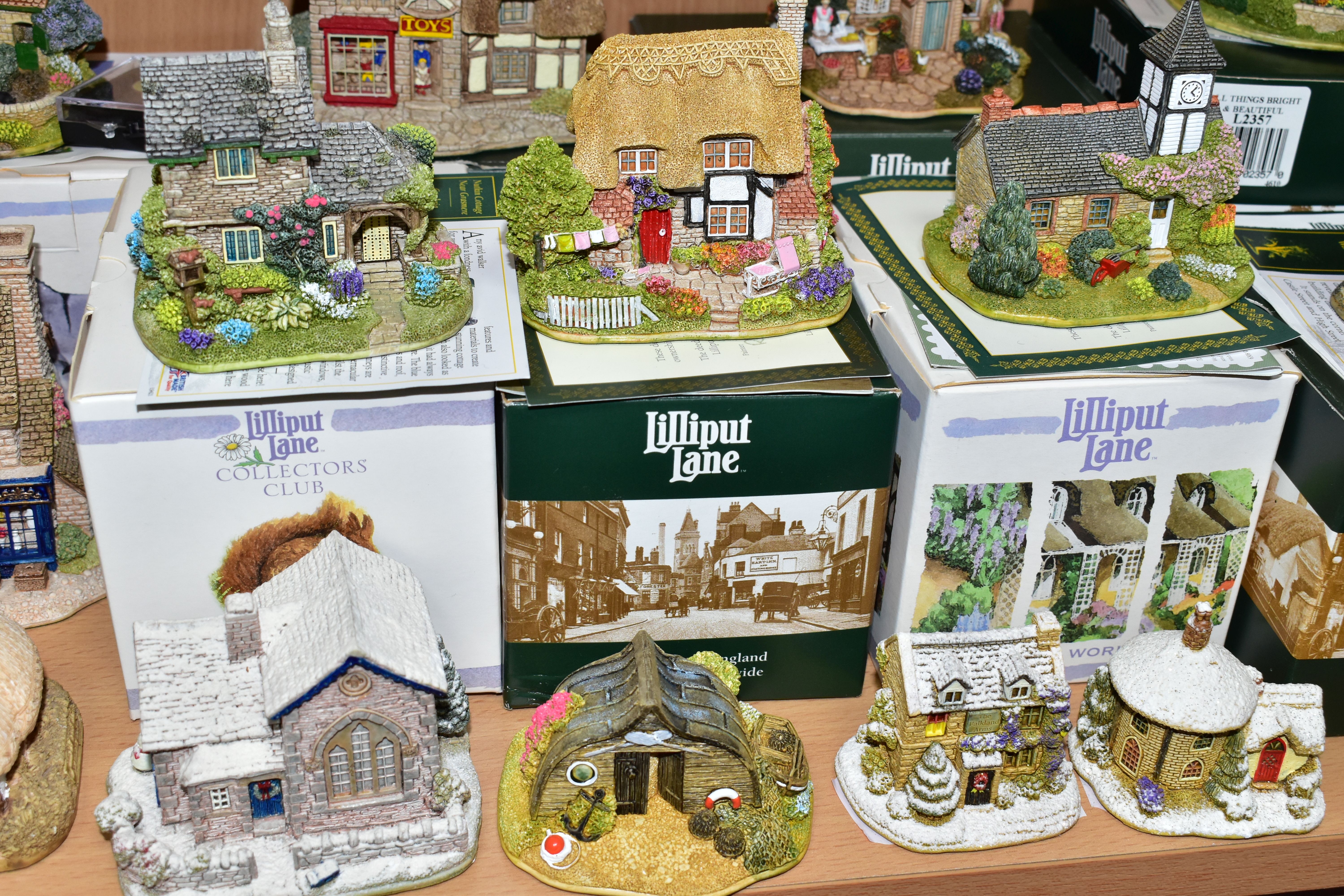 NINE BOXED LILLIPUT LANE BUILDINGS AND NINE OTHERS UNBOXED, the boxed comprising British - Image 4 of 7