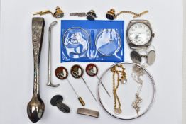 A BROKEN YELLOW METAL CHAIN, SELECTION OF SILVER ITEMS AND WHITE METAL JEWELLERY, to include an AF