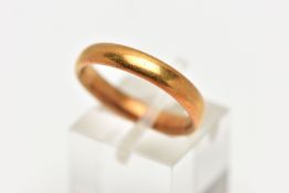 A 22CT GOLD BAND RING, polished yellow gold band, approximate width 3.7mm, hallmark very worn and
