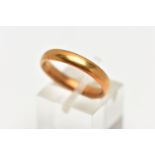 A 22CT GOLD BAND RING, polished yellow gold band, approximate width 3.7mm, hallmark very worn and