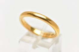 A 22CT GOLD BAND RING, a D profile plain polished band, approximate dimensions width 3mm x depth