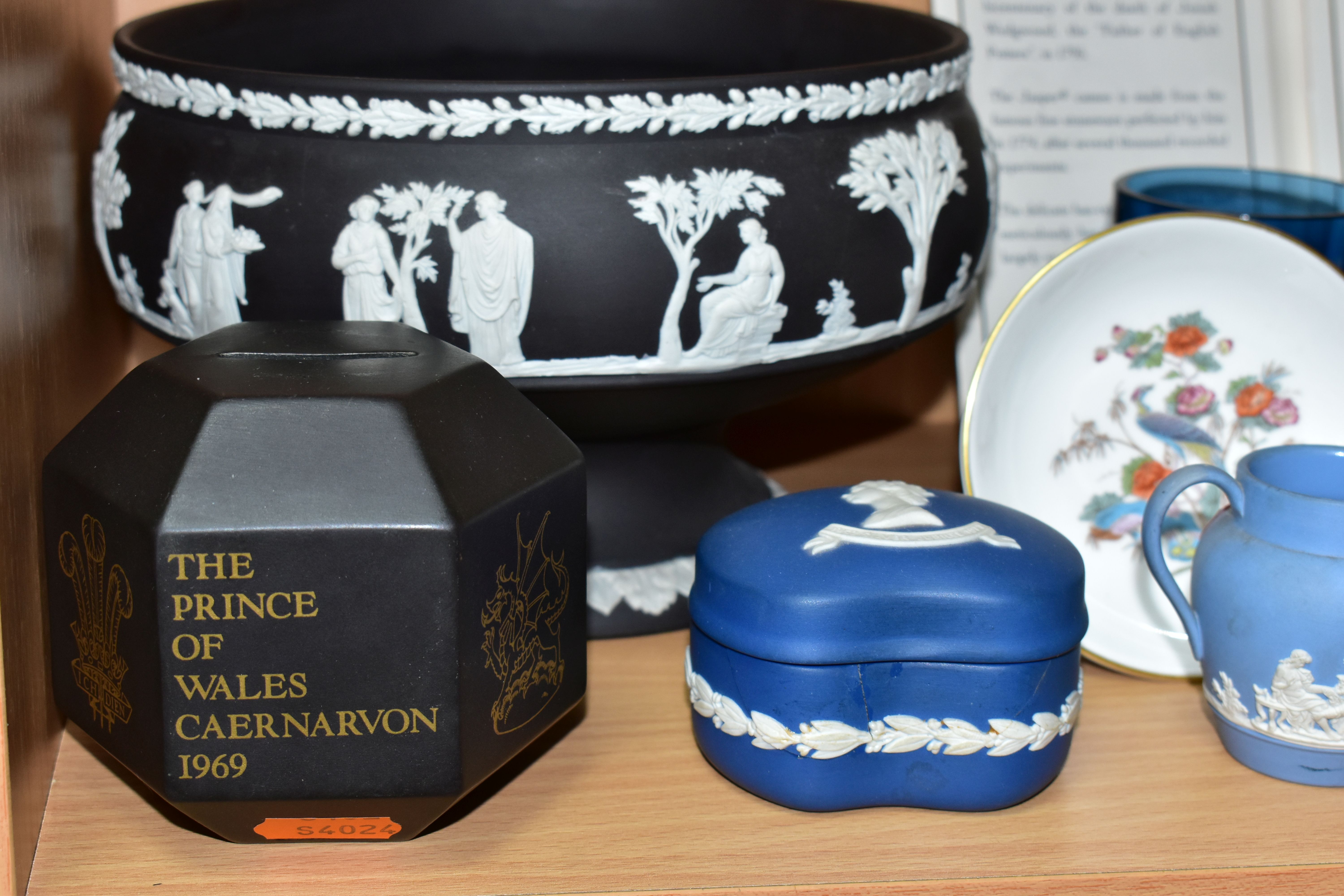 A GROUP OF WEDGWOOD CERAMICS AND GLASS WARES, comprising a pair of blue Sheringham candle holders - Image 4 of 5