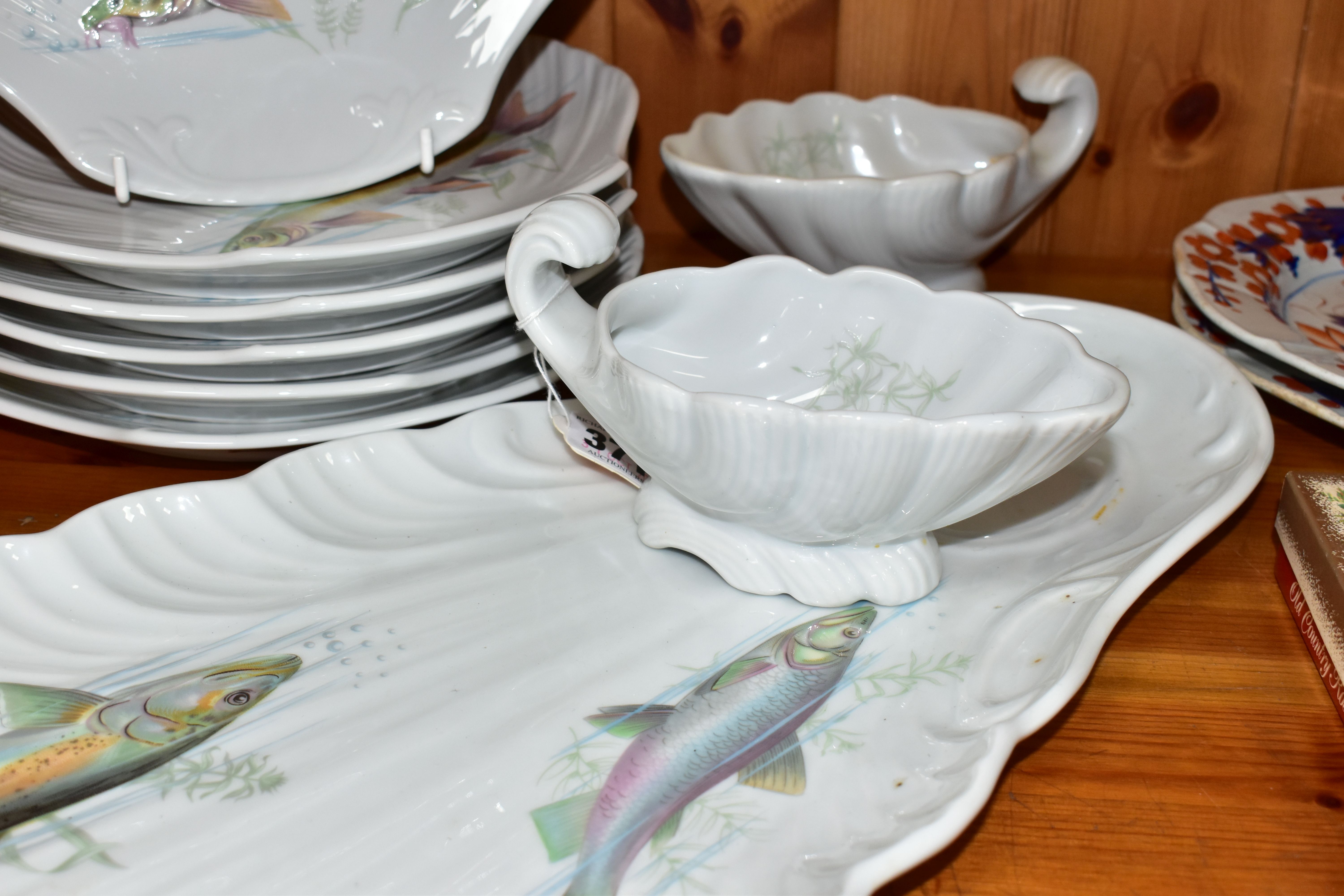 A MODERN PORCELAINE DE SOLOGNE FISH SET, comprising serving platter, two sauce boats and six shell - Image 3 of 4
