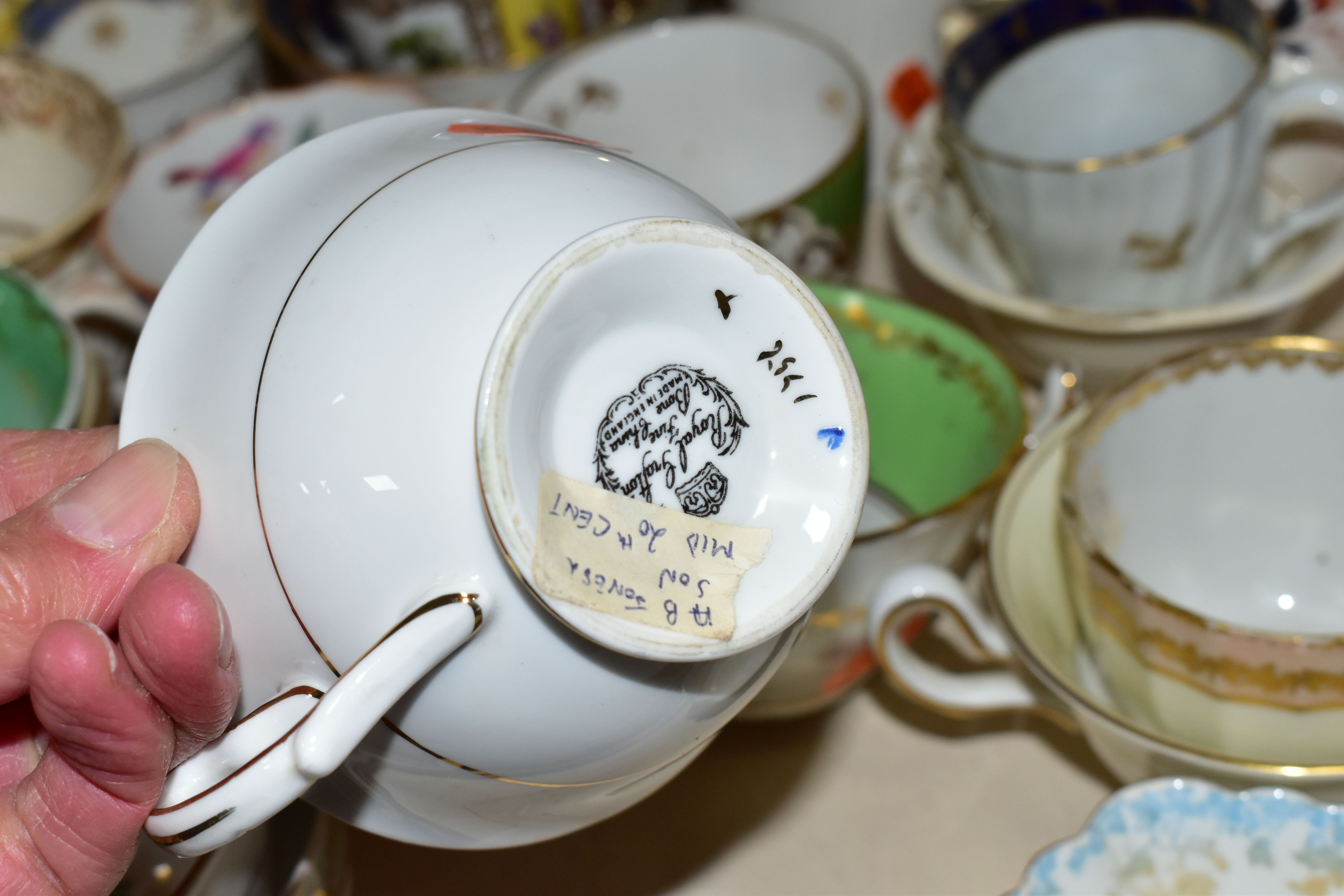 A SELECTION OF ASSORTED 19TH AND 20TH CENTURY TEA CUPS AND SAUCERS ETC, to include early Derby, - Image 10 of 13