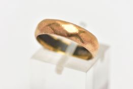 A MID 20TH CENTURY 22CT GOLD RING, designed as a plain band with faceted surface detail,
