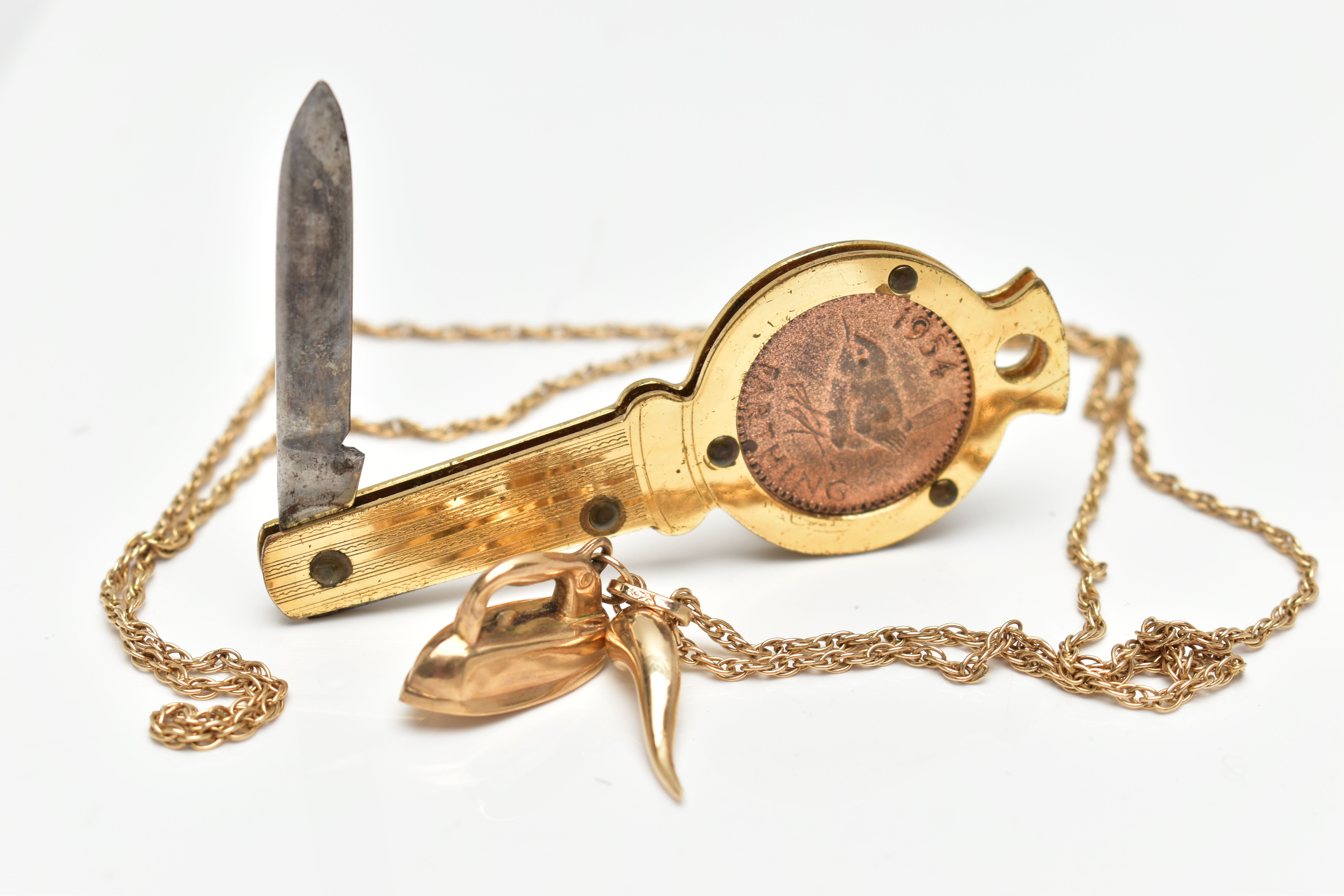 A YELLOW METAL NECKLACE, TWO YELLOW METAL CHARMS AND 'LUCKY FARTHING' PEN KNIFE, the necklace