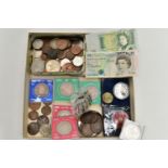 A TRAY OF MAINLY UK COINAGE, to include a 1928 Irish Half Crown, a £5 coin, a Poppy 2013 BU coin,