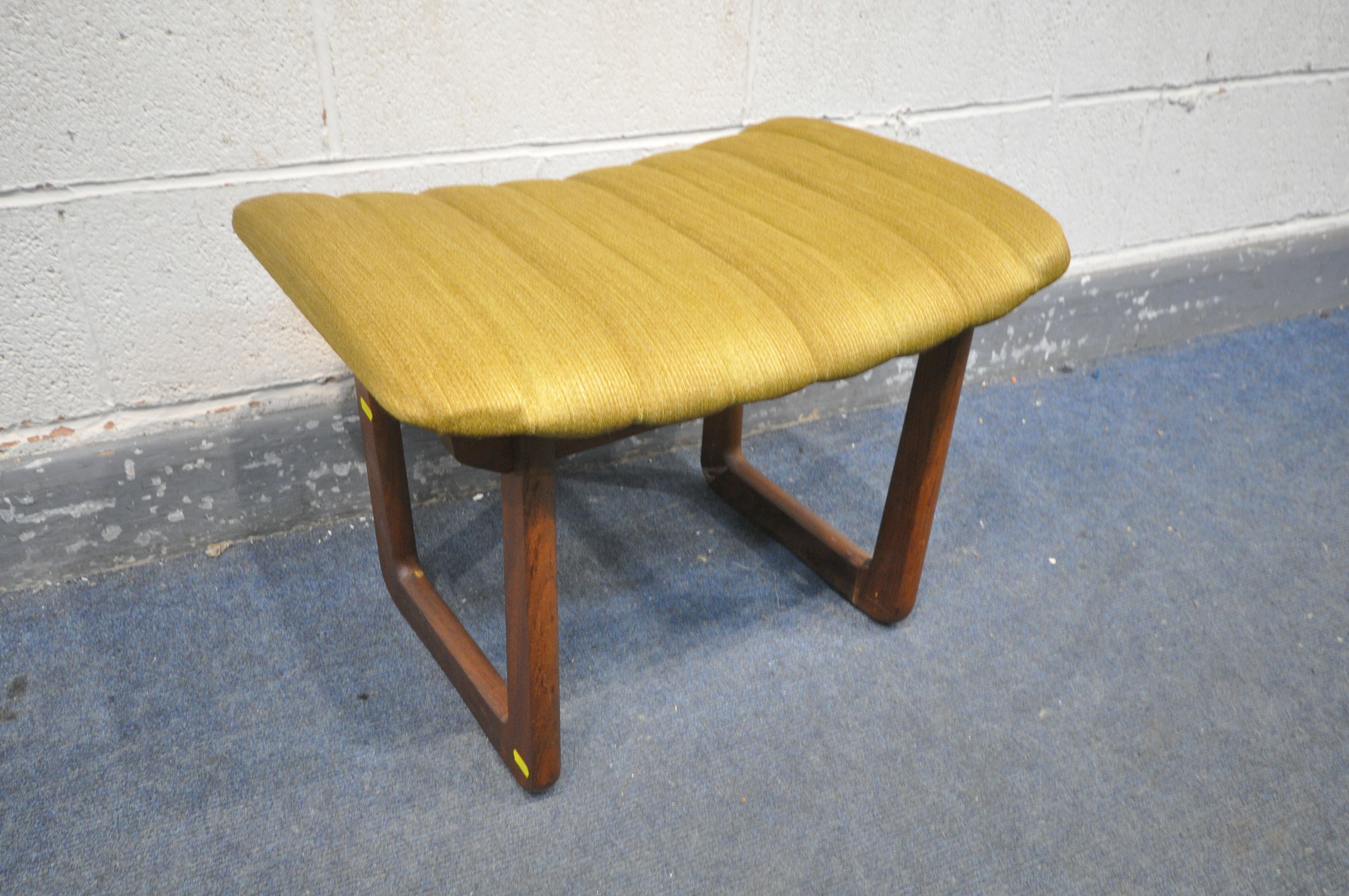 A MID CENTURY TEAK UNIFLEX DRESSING TABLE, with triple mirrors, length 153cm x depth 49cm x height - Image 4 of 4