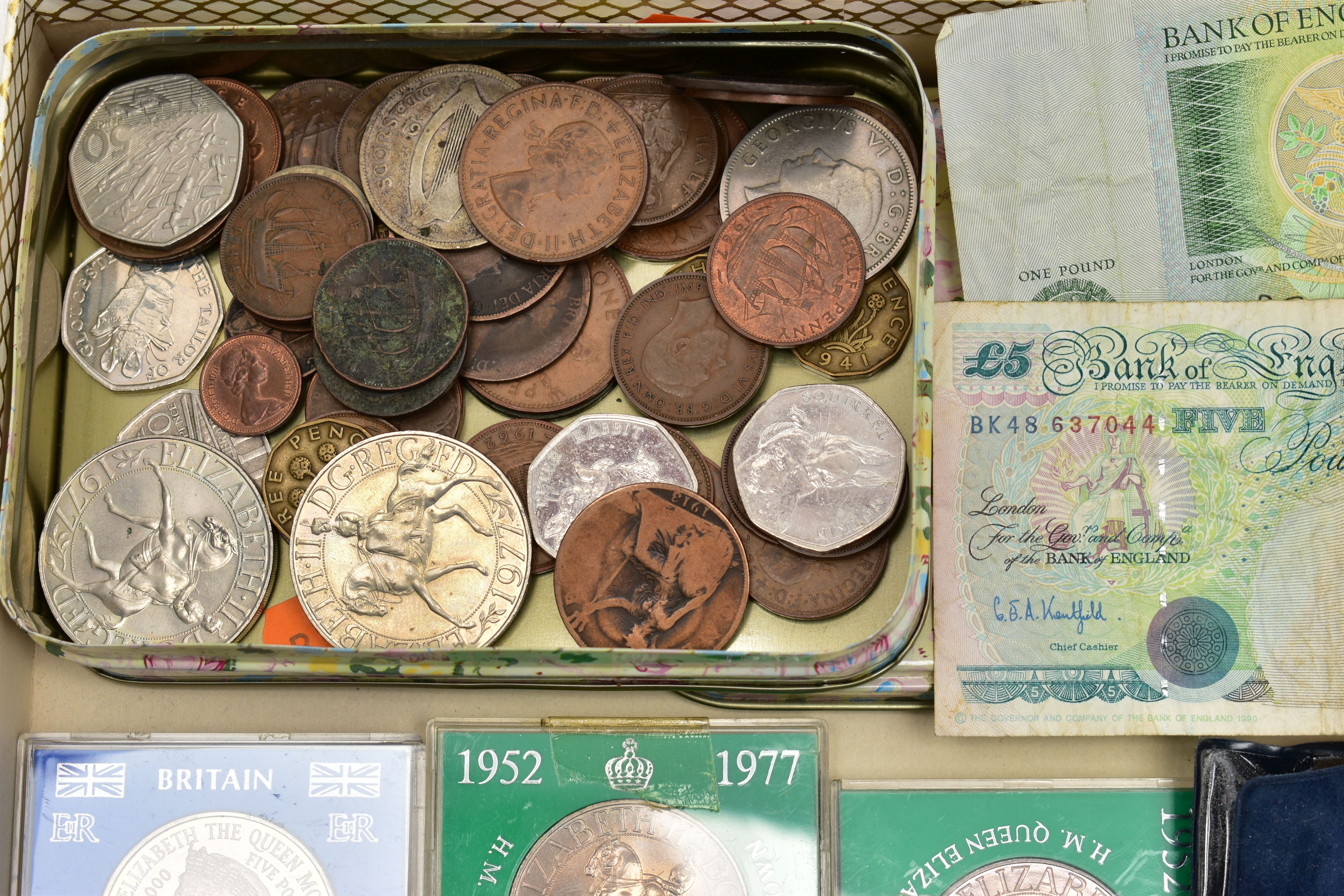 A TRAY OF MAINLY UK COINAGE, to include a 1928 Irish Half Crown, a £5 coin, a Poppy 2013 BU coin, - Image 3 of 4