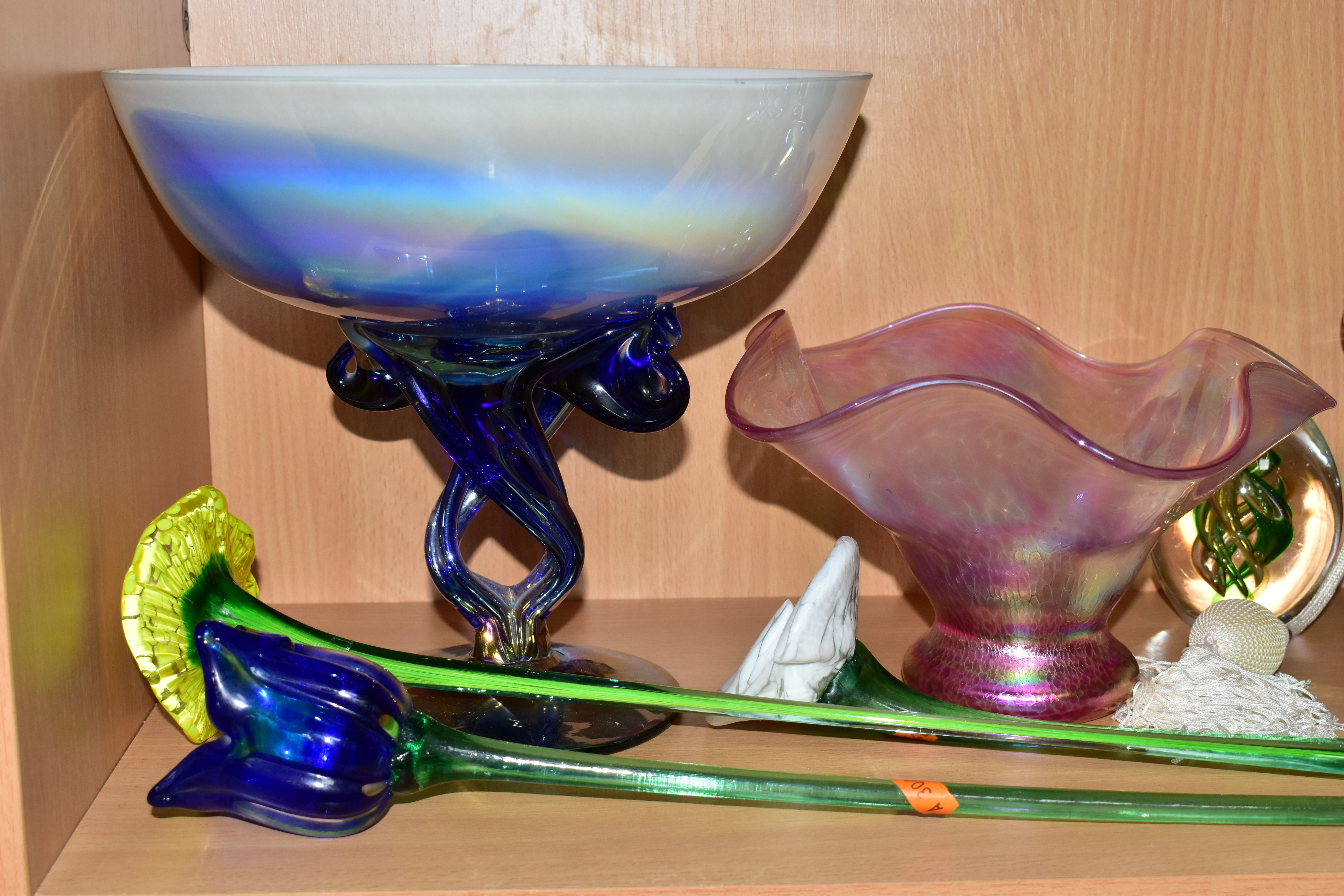 A GROUP OF COLOURED AND DECORATIVE GLASSWARES, to include a Jane Charles studio glass blue and clear - Image 4 of 7