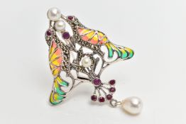 A PLIQUE A JOUR PENDANT BROOCH, a white metal art nouveau style brooch, designed as two birds,