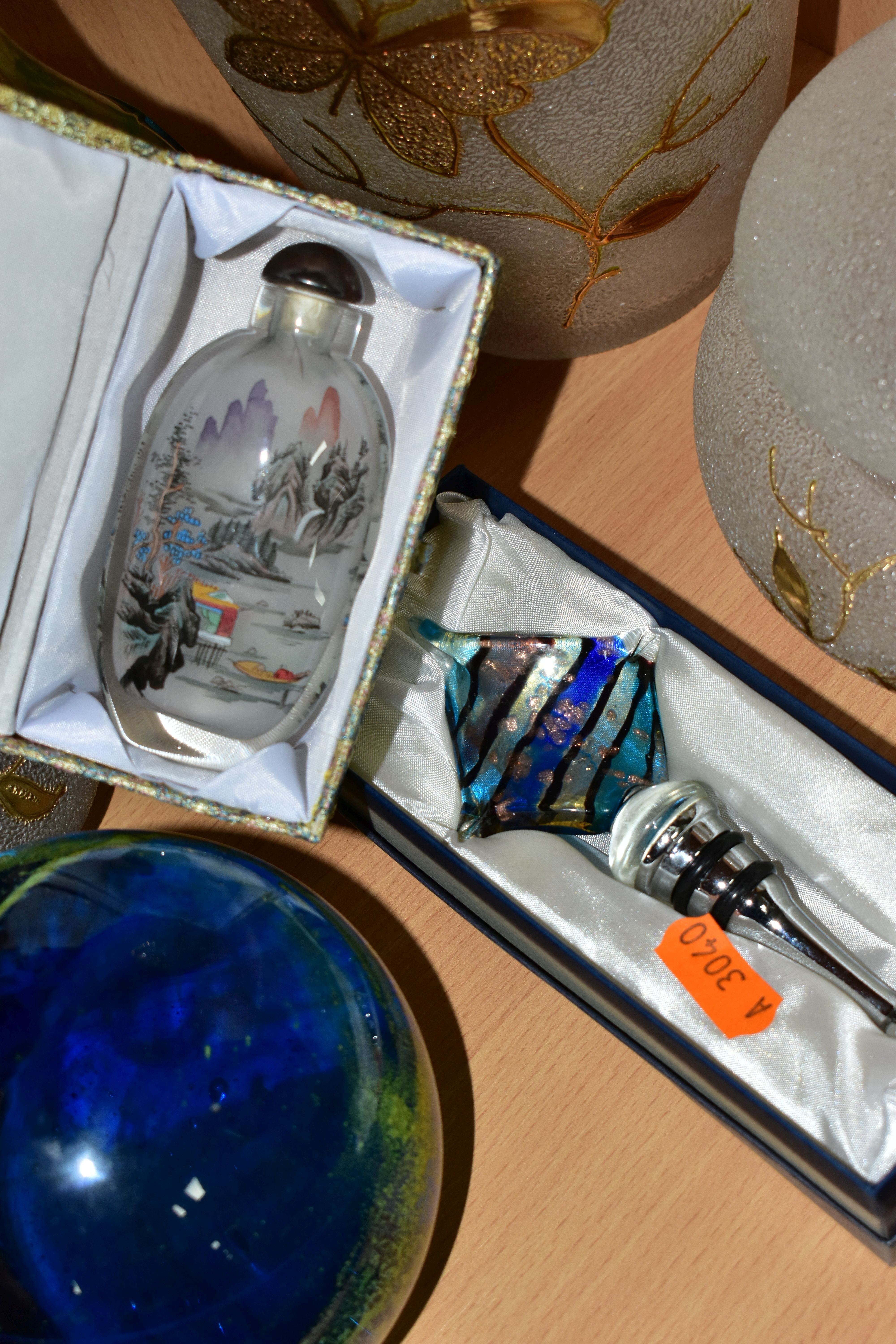 A GROUP OF COLOURED AND DECORATIVE GLASSWARES, to include a Jane Charles studio glass blue and clear - Image 6 of 7