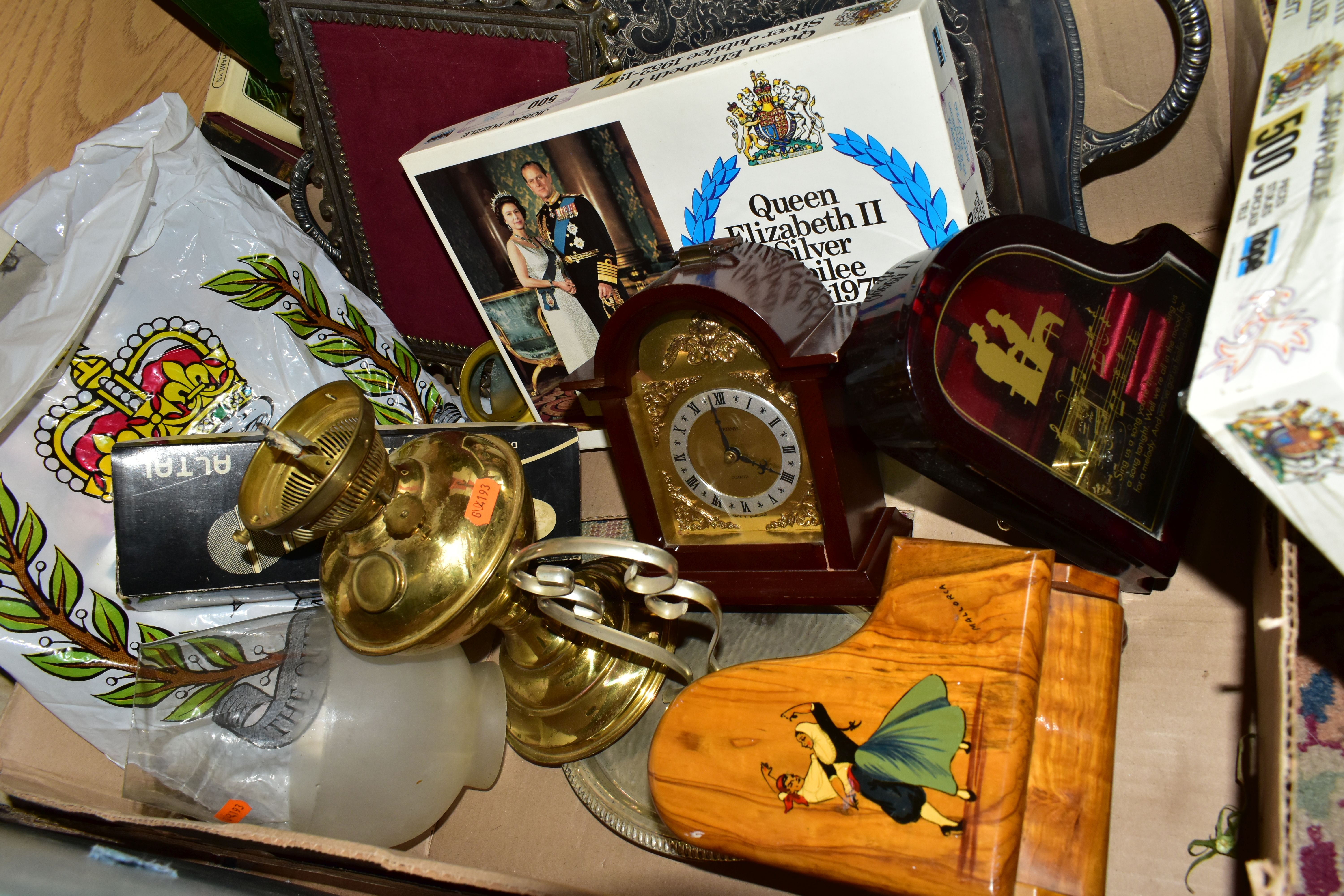 TWO BOXES OF MISCELLANEOUS SILVER JUBILEE ITEMS, to include sealed packets of combs, key fobs, - Image 4 of 6