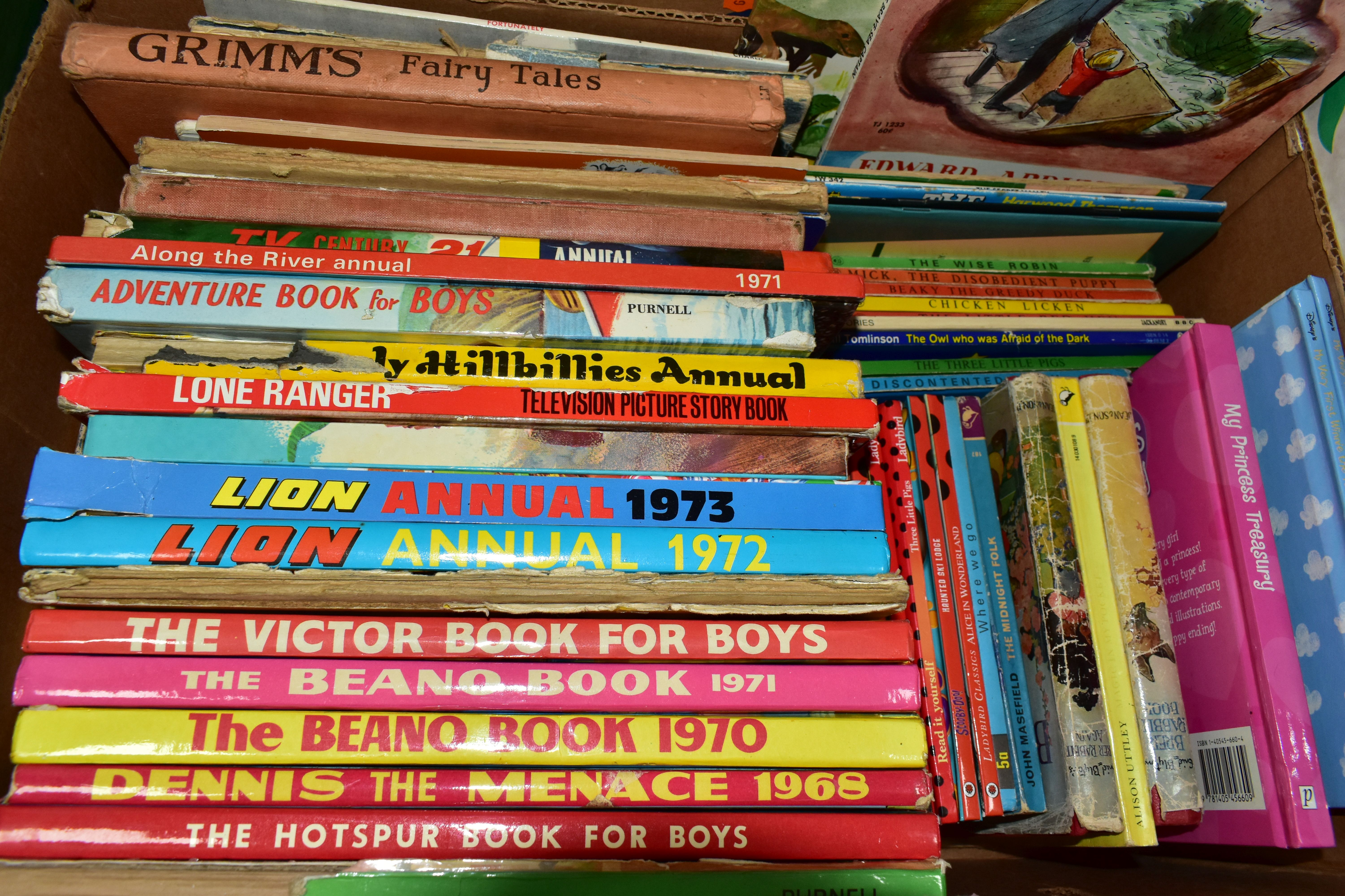 FOUR BOXES OF BOOKS, to include children's 1970's annuals, Bizzy Lizzy, Bimbo, Teddy Bear, - Image 2 of 5