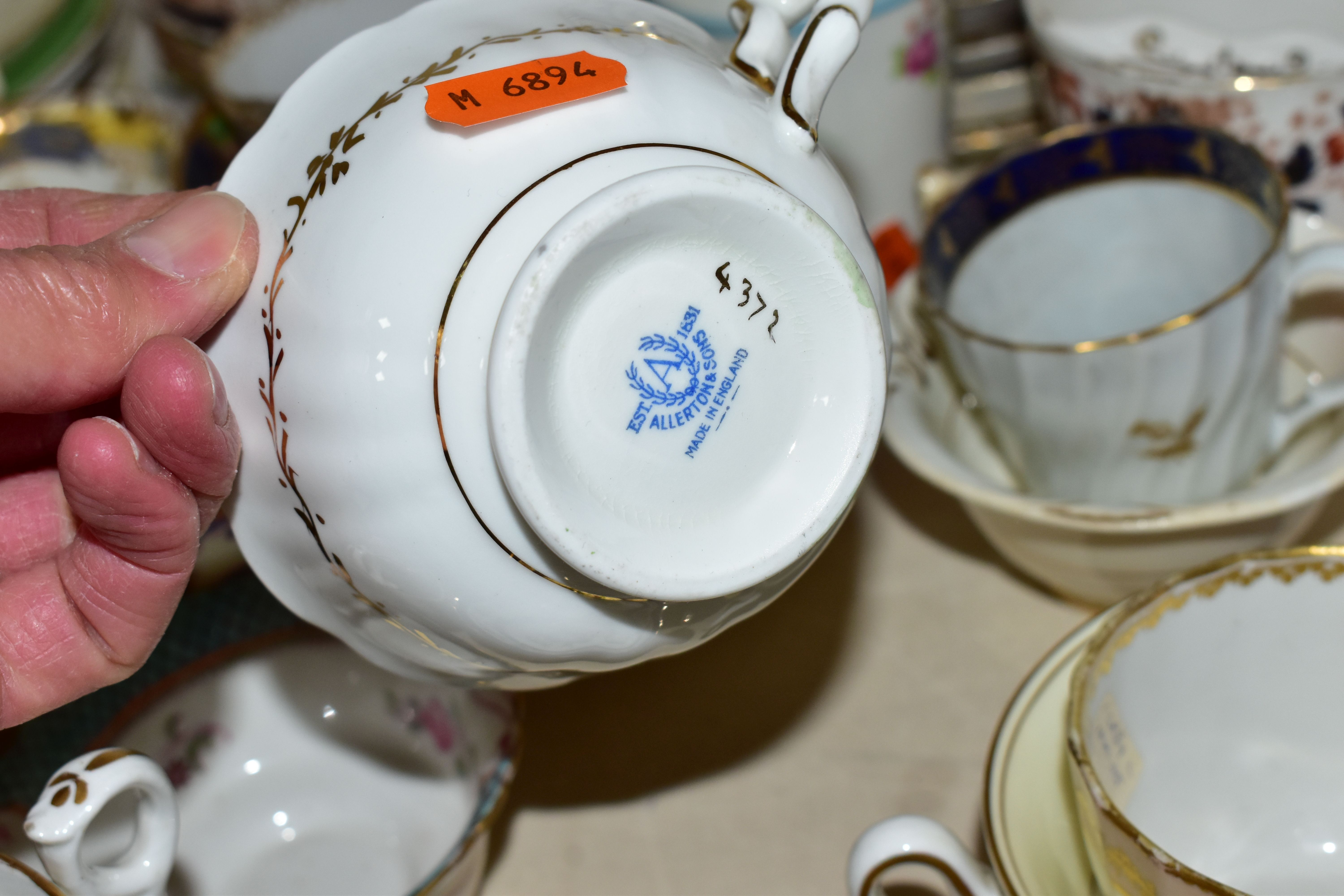 A SELECTION OF ASSORTED 19TH AND 20TH CENTURY TEA CUPS AND SAUCERS ETC, to include early Derby, - Image 11 of 13