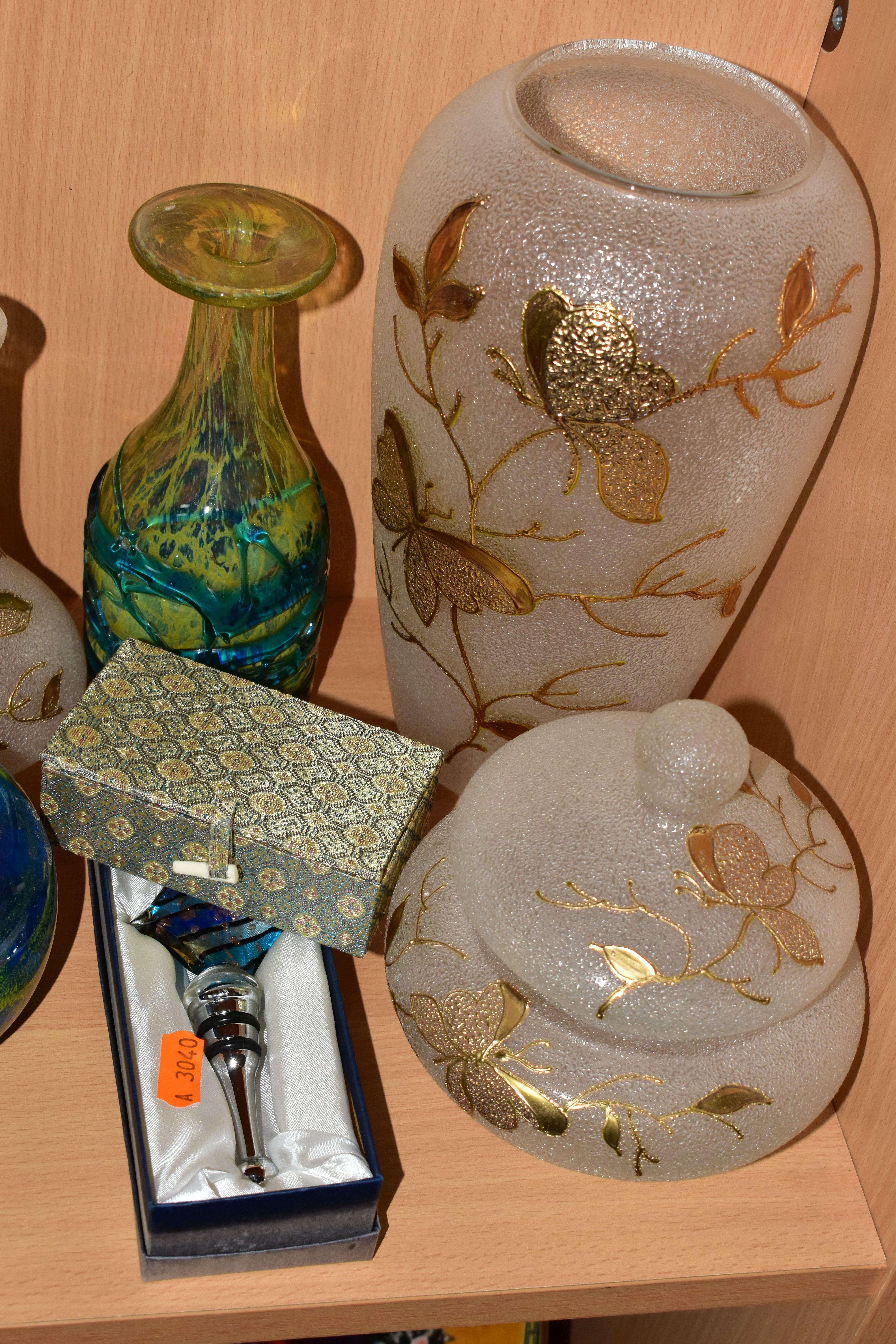 A GROUP OF COLOURED AND DECORATIVE GLASSWARES, to include a Jane Charles studio glass blue and clear - Image 2 of 7