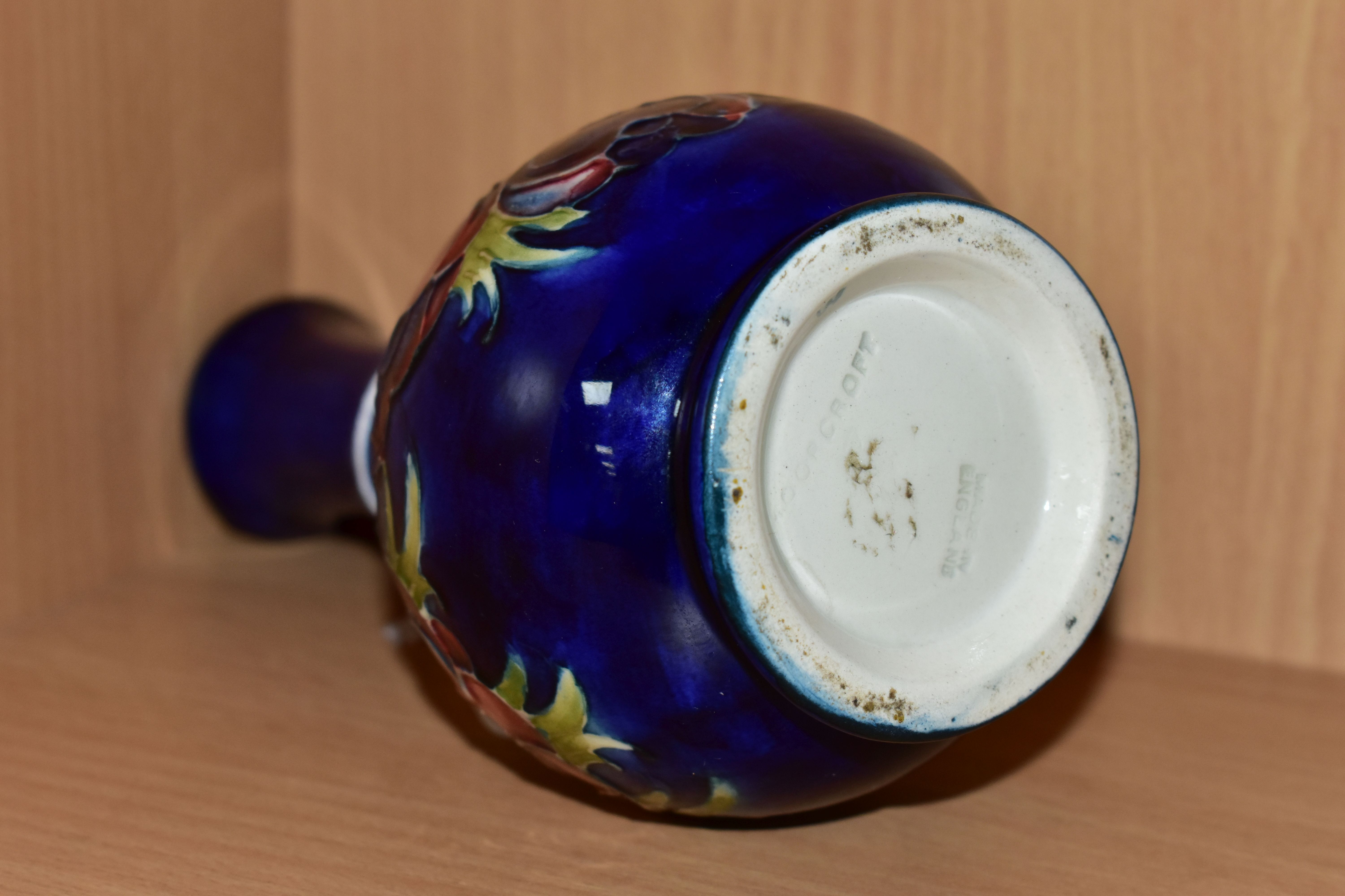 A MOORCROFT POTTERY BUD VASE, tube lined pink and purple Anemone pattern on a blue ground, impressed - Image 4 of 4