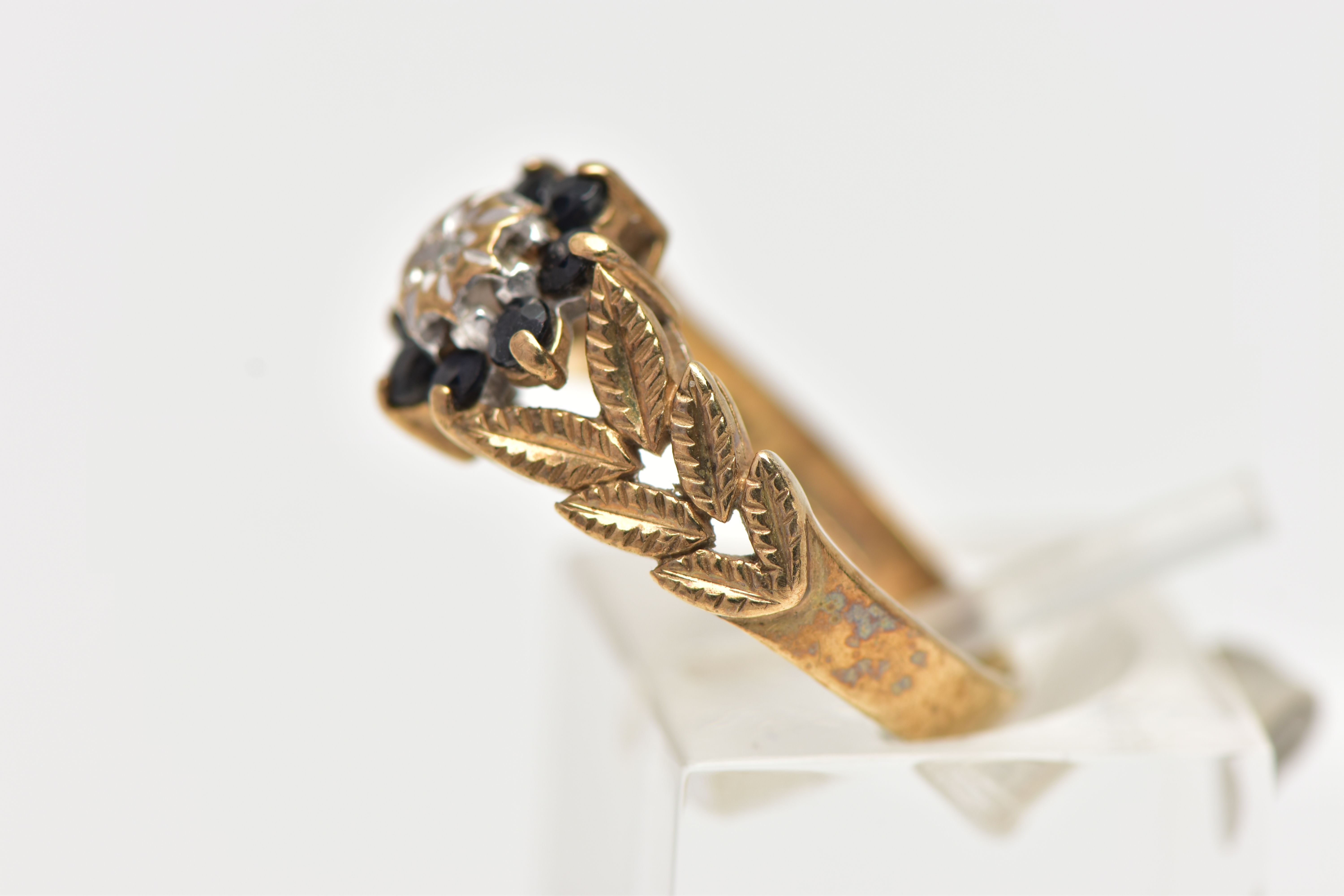 A 9CT GOLD DIAMOND AND SAPPHIRE CLUSTER RING, the illusion set single cut diamond, within a circular - Image 2 of 4