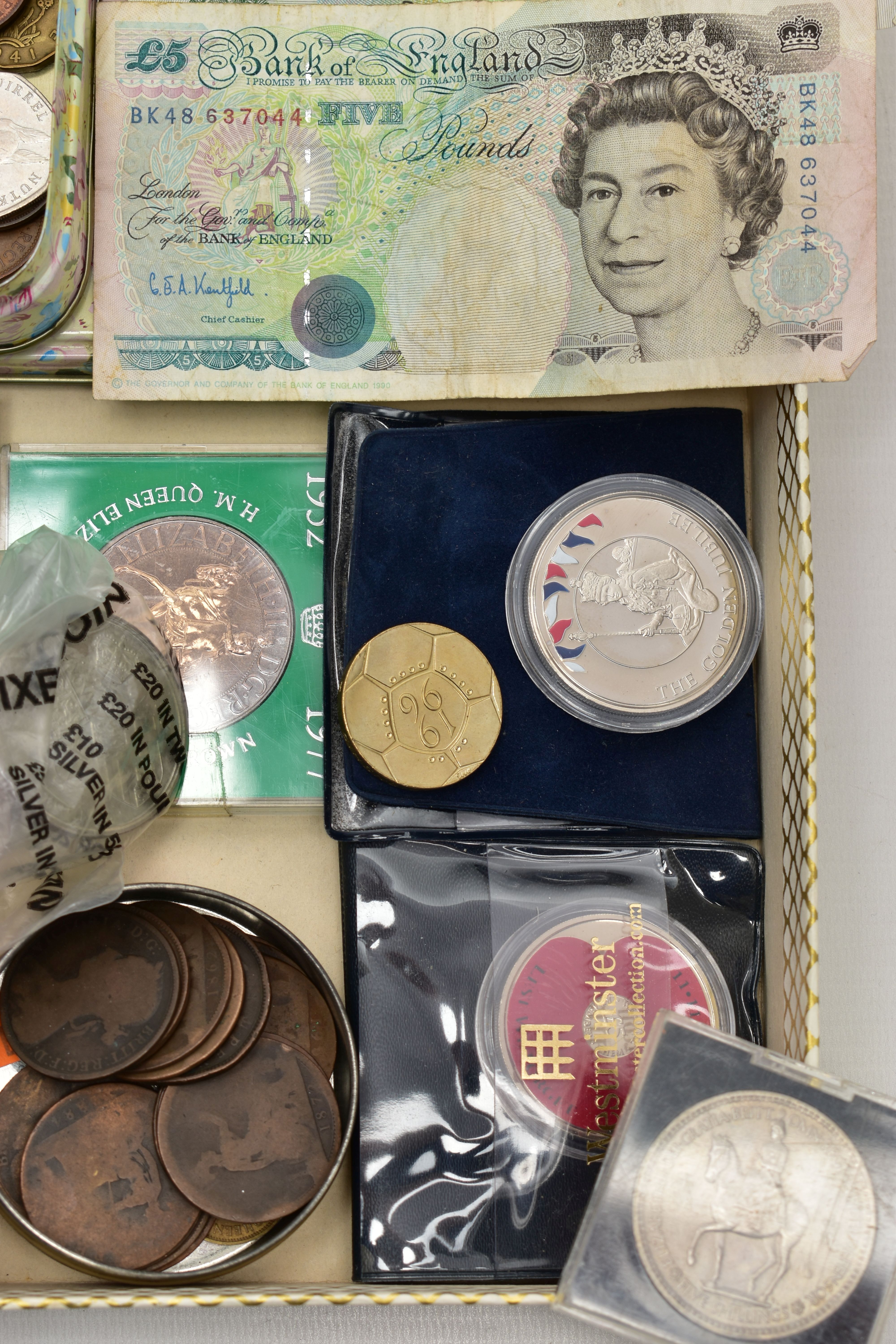 A TRAY OF MAINLY UK COINAGE, to include a 1928 Irish Half Crown, a £5 coin, a Poppy 2013 BU coin, - Image 2 of 4