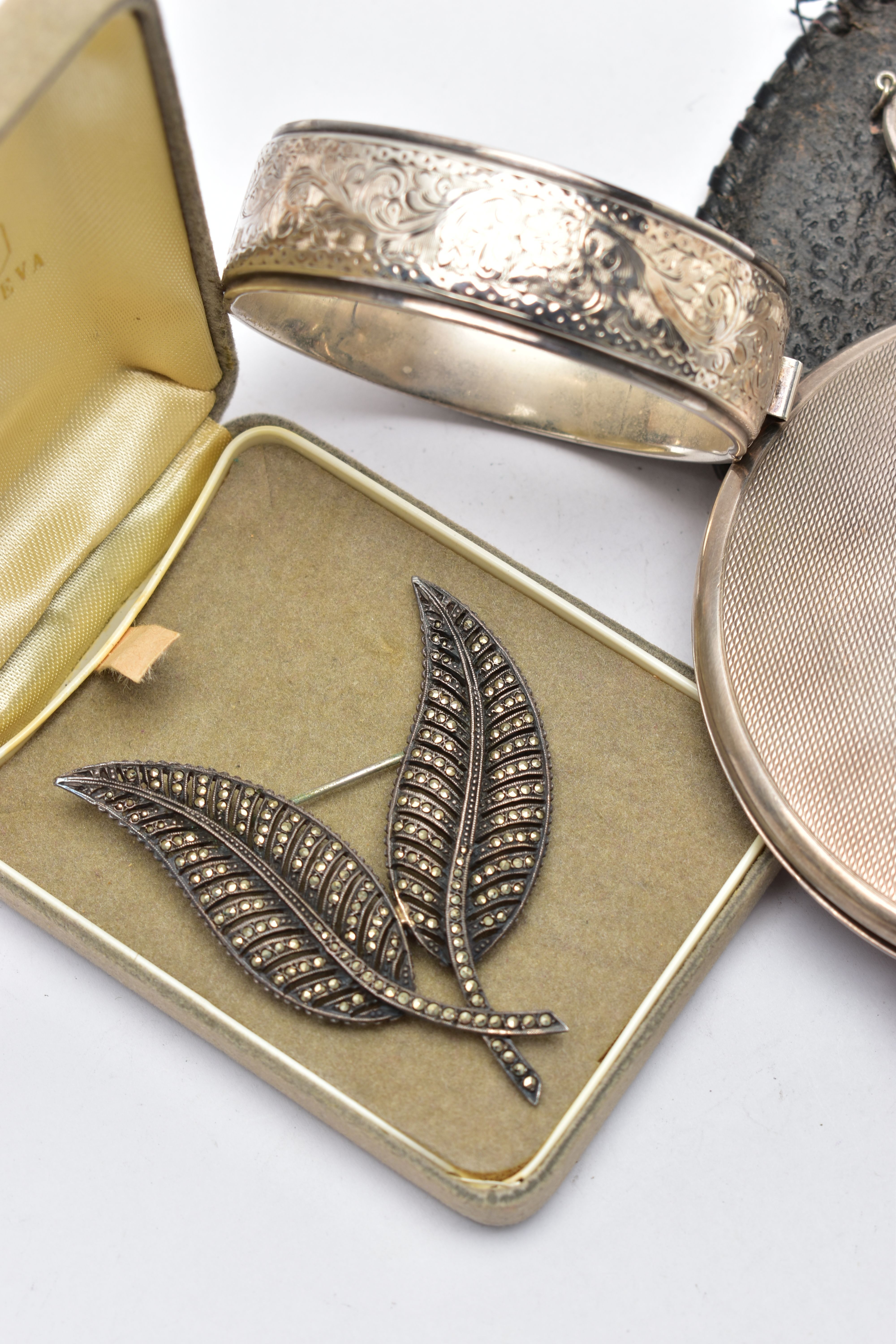 A SILVER HINGED BANGLE, COMPACT AND OTHER ITEMS, the hinged bangle decorated to one side with an - Image 3 of 5