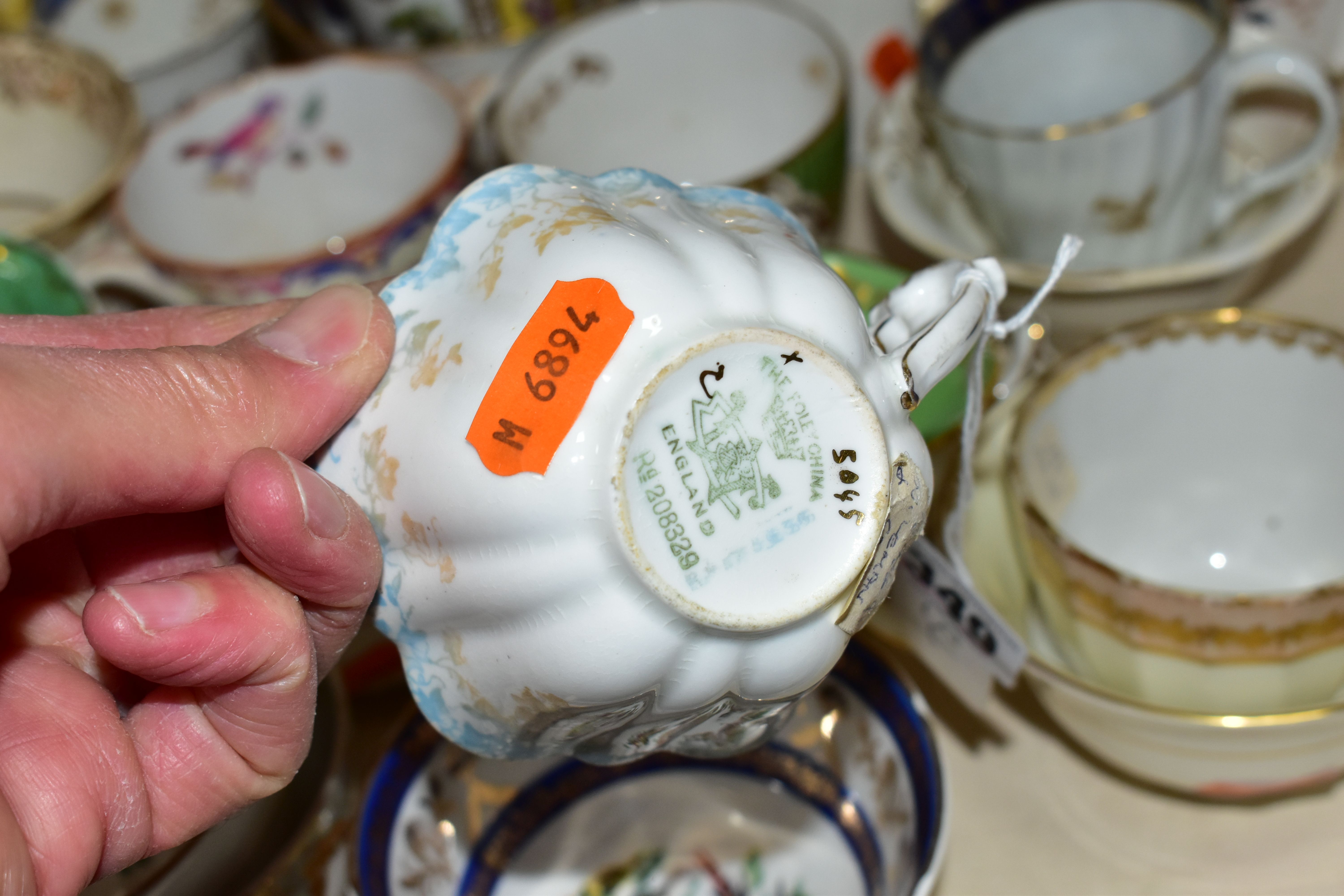 A SELECTION OF ASSORTED 19TH AND 20TH CENTURY TEA CUPS AND SAUCERS ETC, to include early Derby, - Image 9 of 13