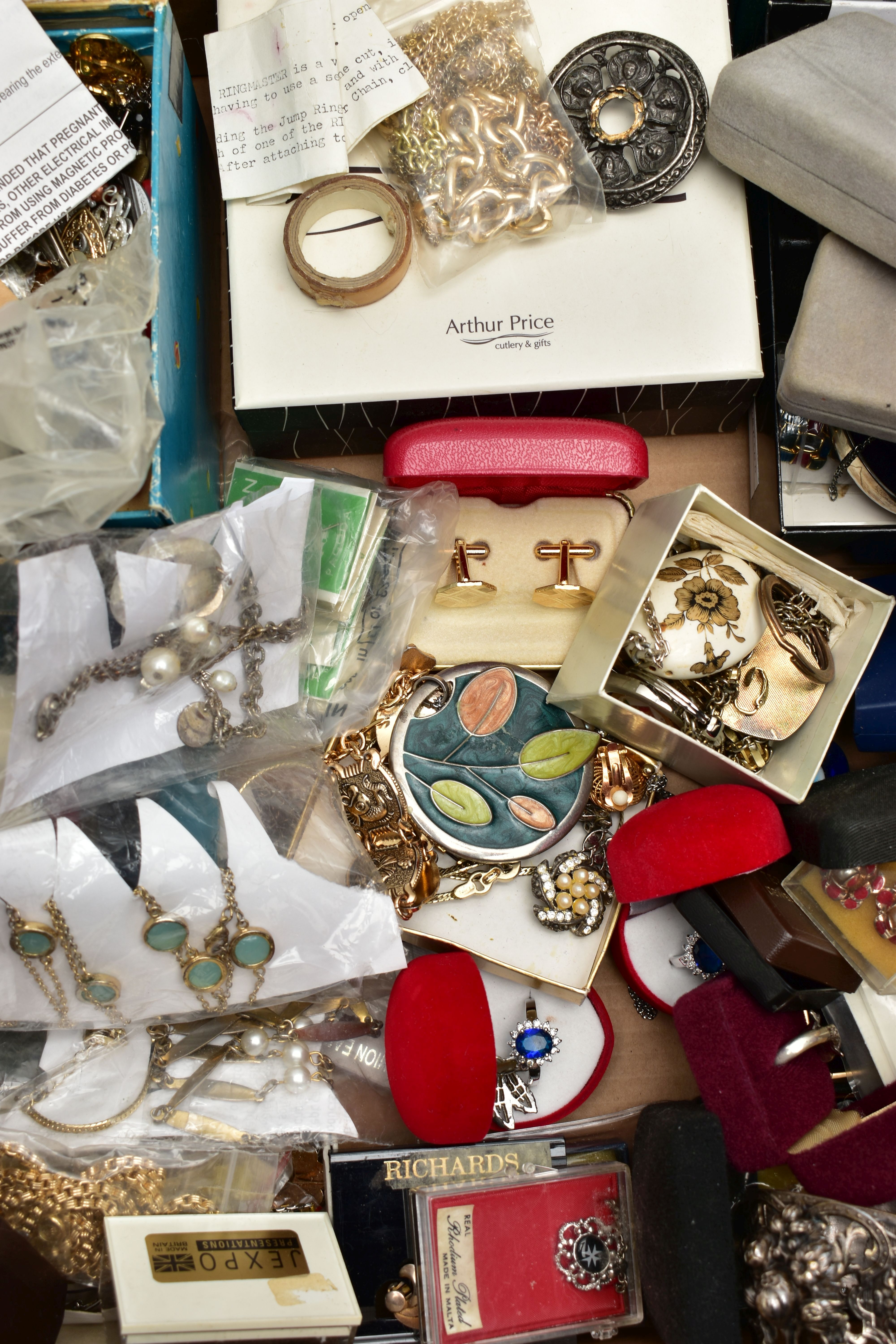 A BOX OF ASSORTED COSTUME JEWELLERY, to include brooches, earrings, rings, pendant necklaces, - Image 3 of 5