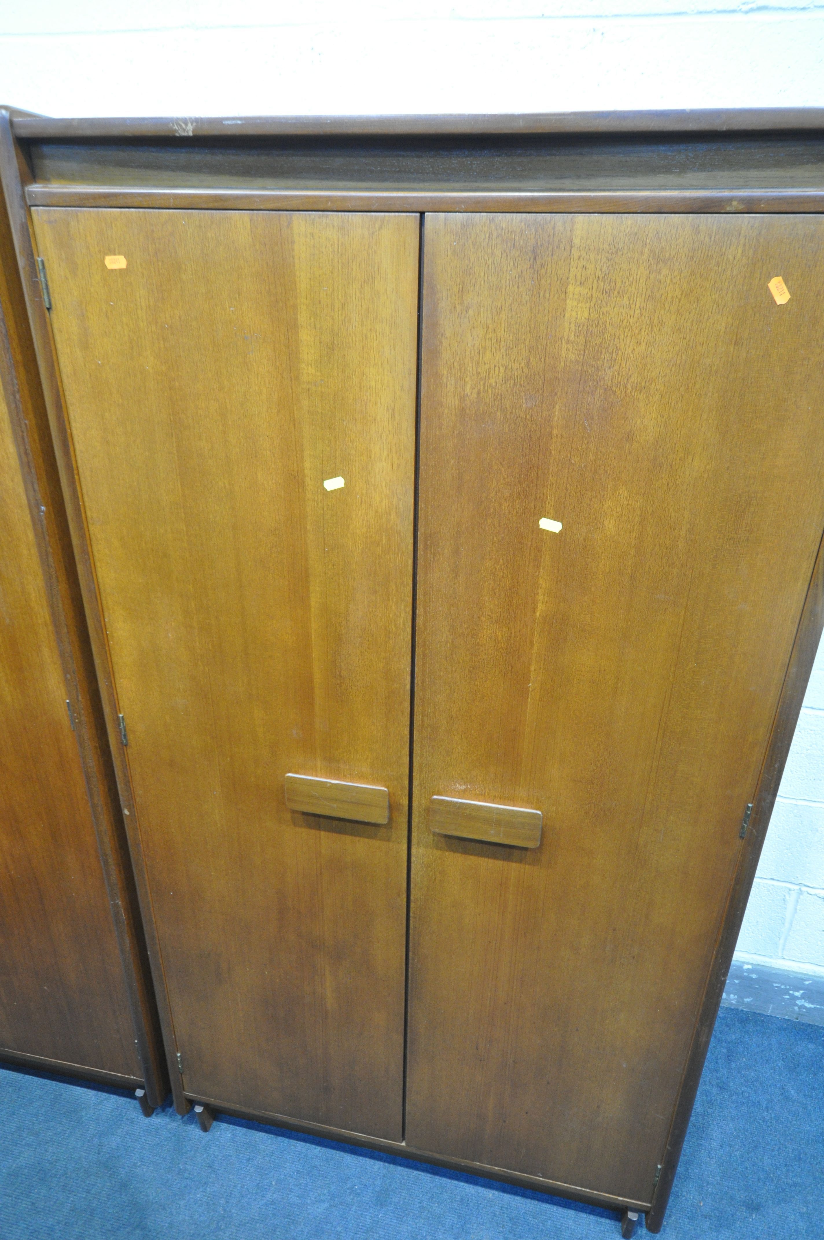 A MID-CENTURY WHITE AND NEWTON BEDROOM SUITE, comprising a three door wardrobe, largest width - Image 4 of 7