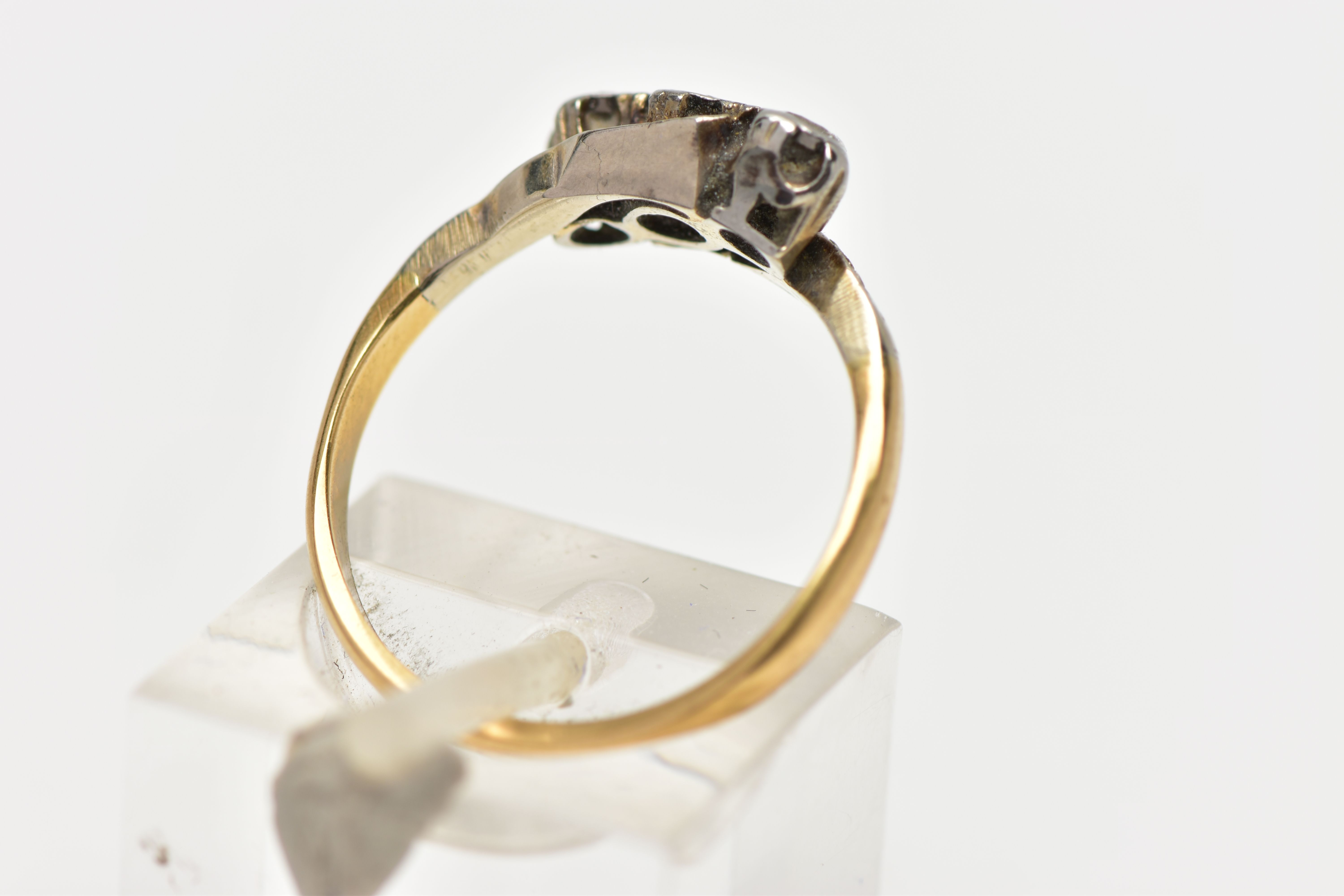 A MID 20TH CENTURY WHITE AND YELLOW METAL DIAMOND THREE STONE RING, set with graduating round - Image 3 of 4