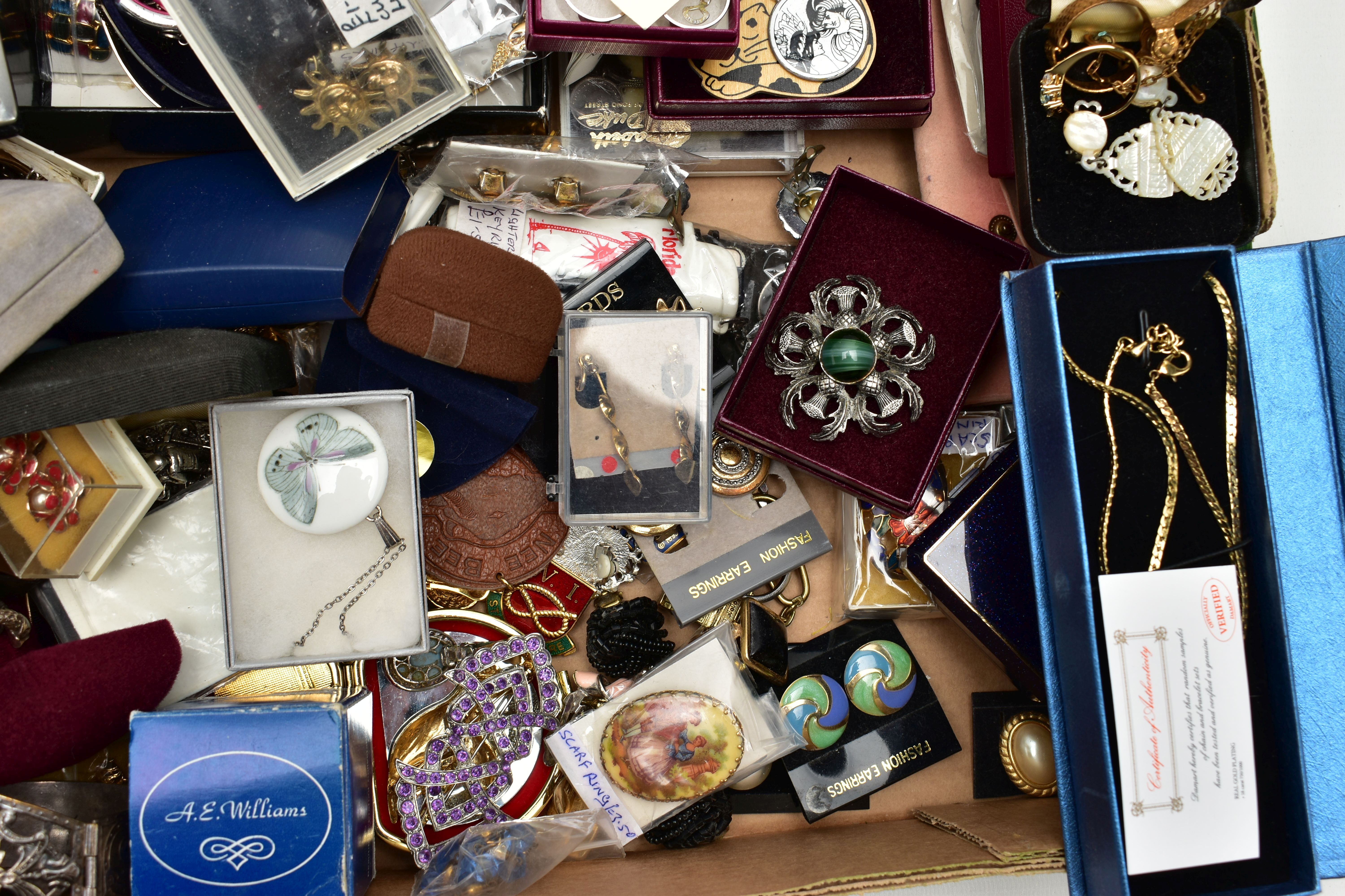 A BOX OF ASSORTED COSTUME JEWELLERY, to include brooches, earrings, rings, pendant necklaces, - Image 5 of 5
