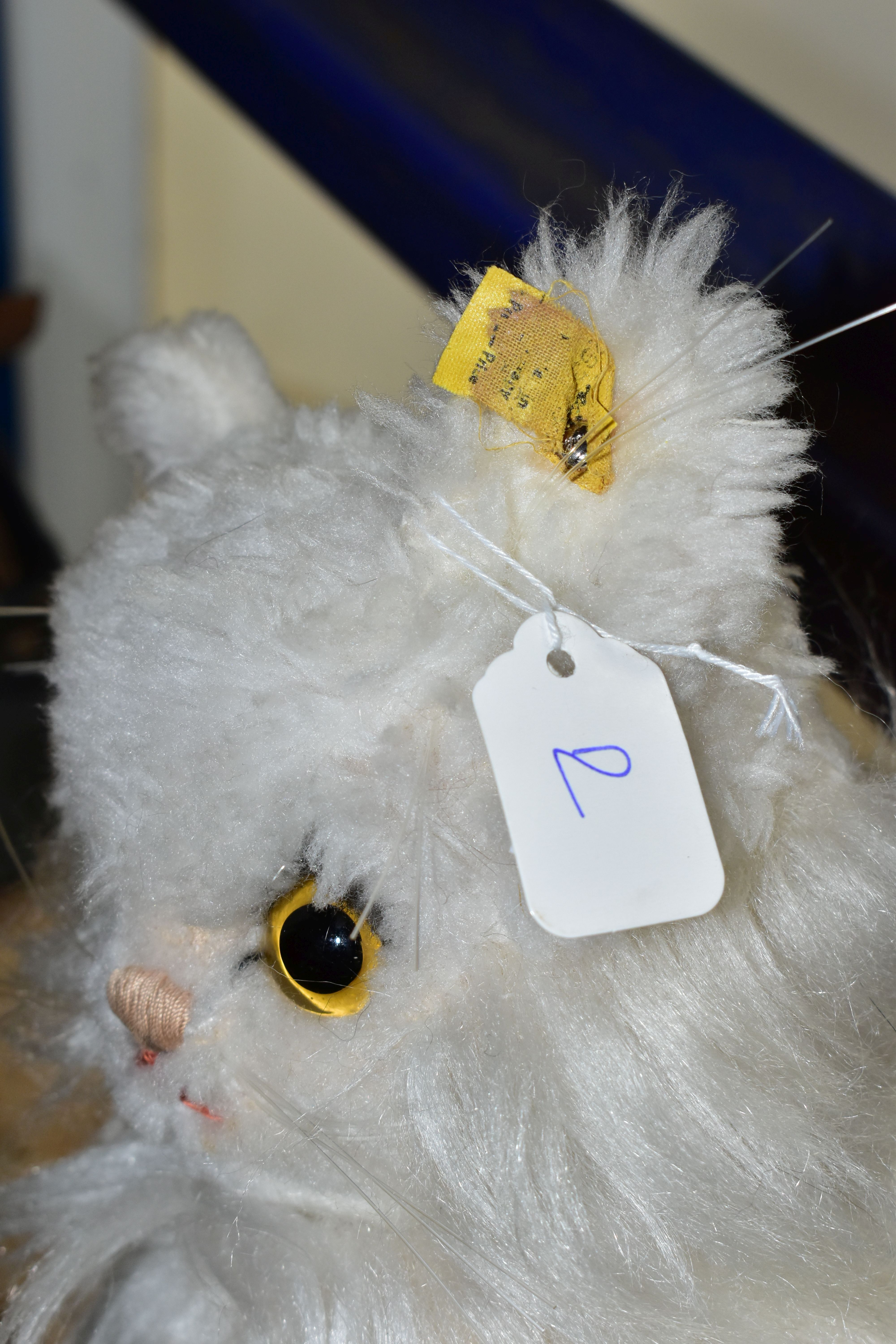 A STEIFF WHITE PLUSH CAT, sitting position, height approx. 32cm, length to end of tail approx. 50cm, - Image 4 of 4