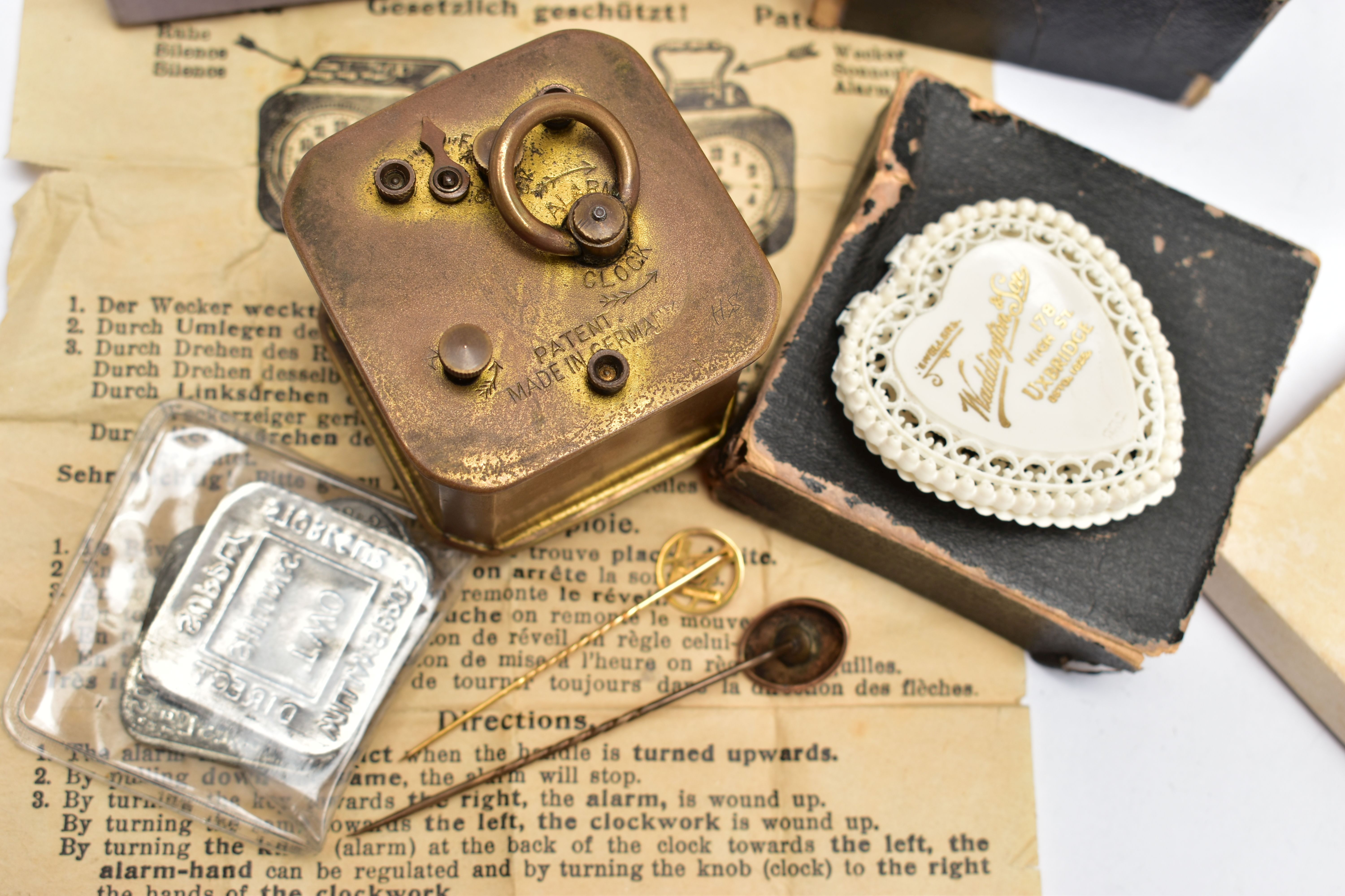 A 9CT GOLD STICK PIN AND ASSORTED ITEMS, a 9ct yellow gold masonic stick pin, hallmarked 9ct - Image 4 of 4