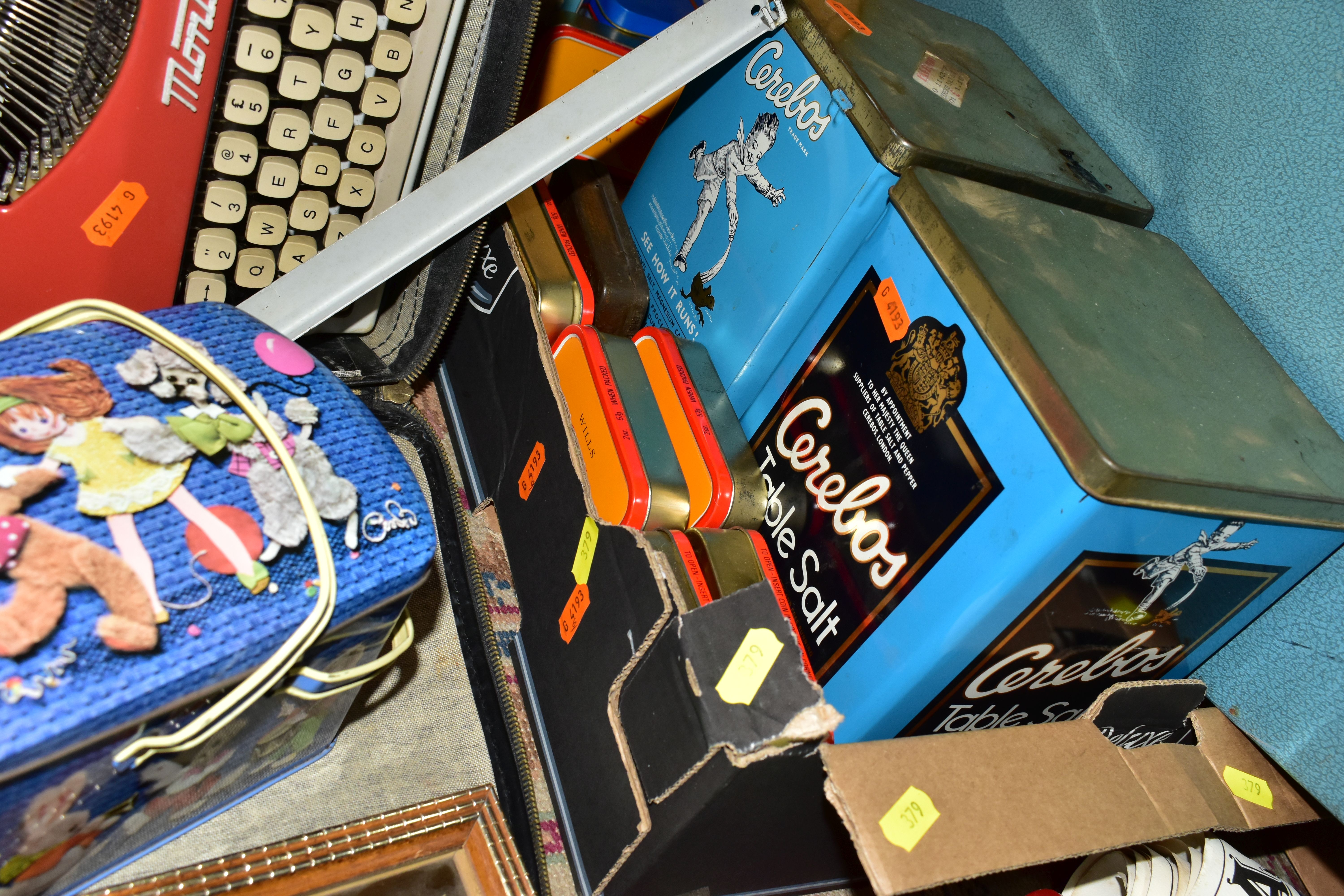 TWO BOXES OF MISCELLANEOUS SILVER JUBILEE ITEMS, to include sealed packets of combs, key fobs, - Image 3 of 6