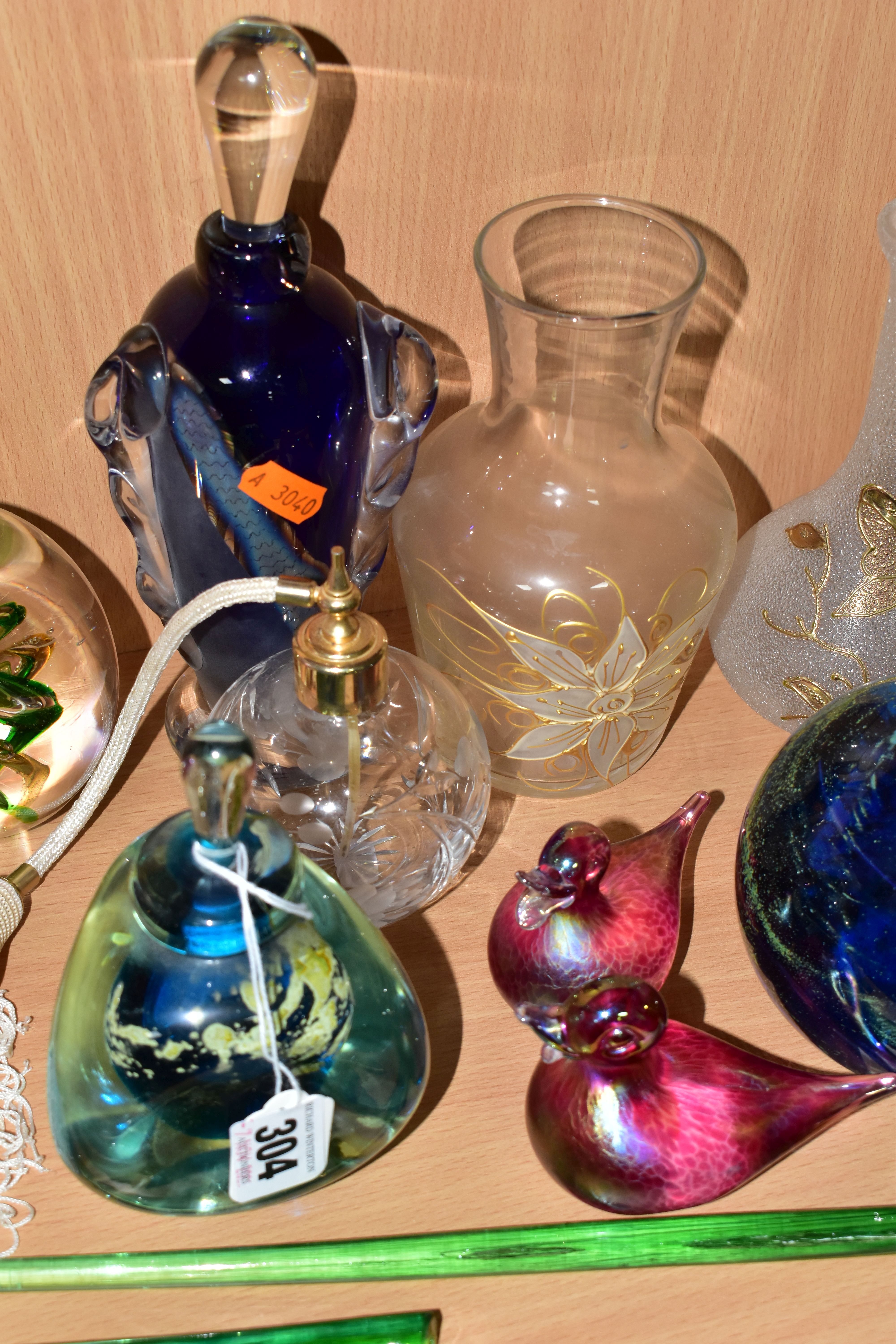 A GROUP OF COLOURED AND DECORATIVE GLASSWARES, to include a Jane Charles studio glass blue and clear - Image 7 of 7