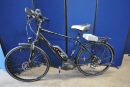 A RALEIGH MOTUS GRAND TOUR ELECTRIC BICYCLE with one battery, charger, battery and wheel lock