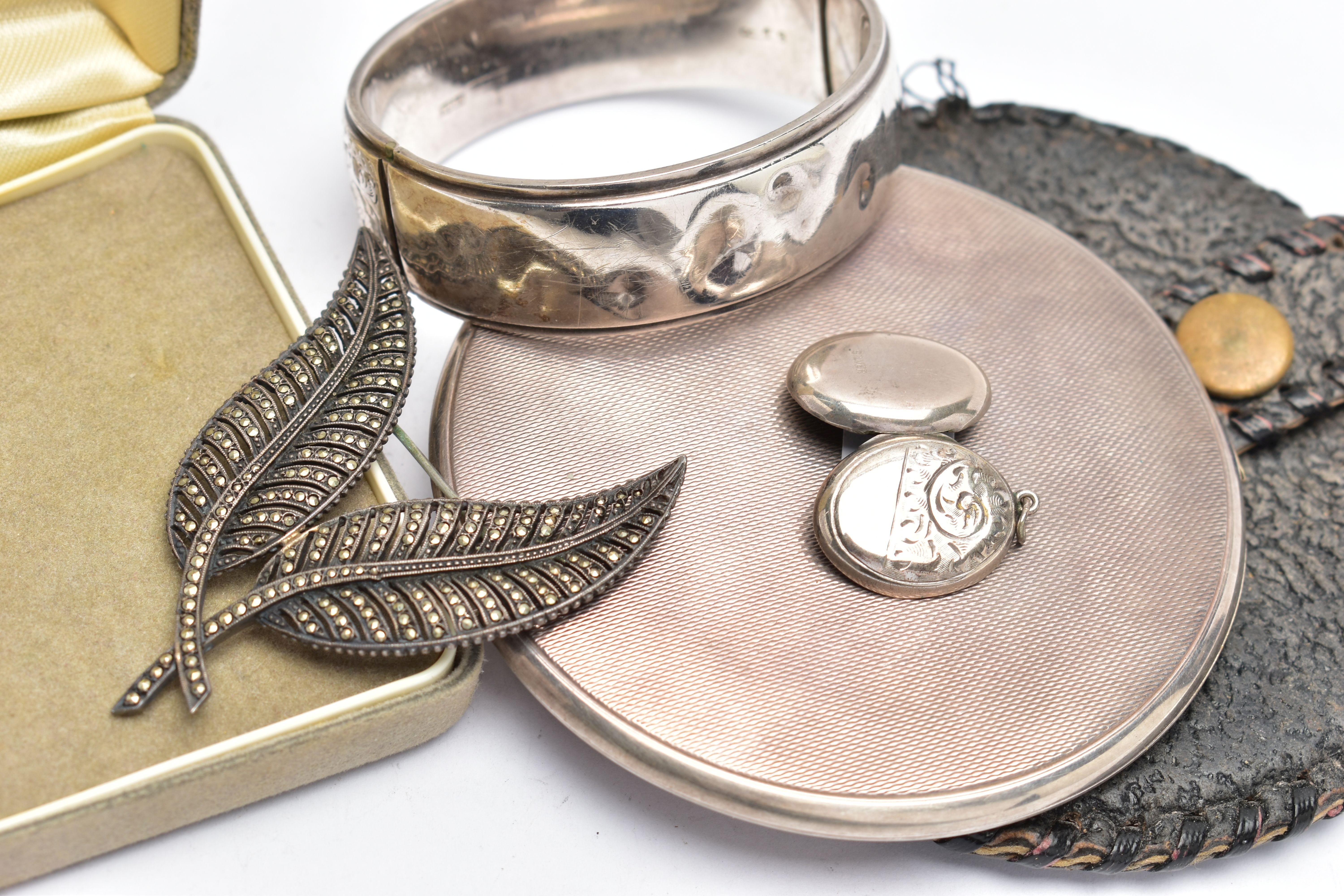 A SILVER HINGED BANGLE, COMPACT AND OTHER ITEMS, the hinged bangle decorated to one side with an - Image 5 of 5