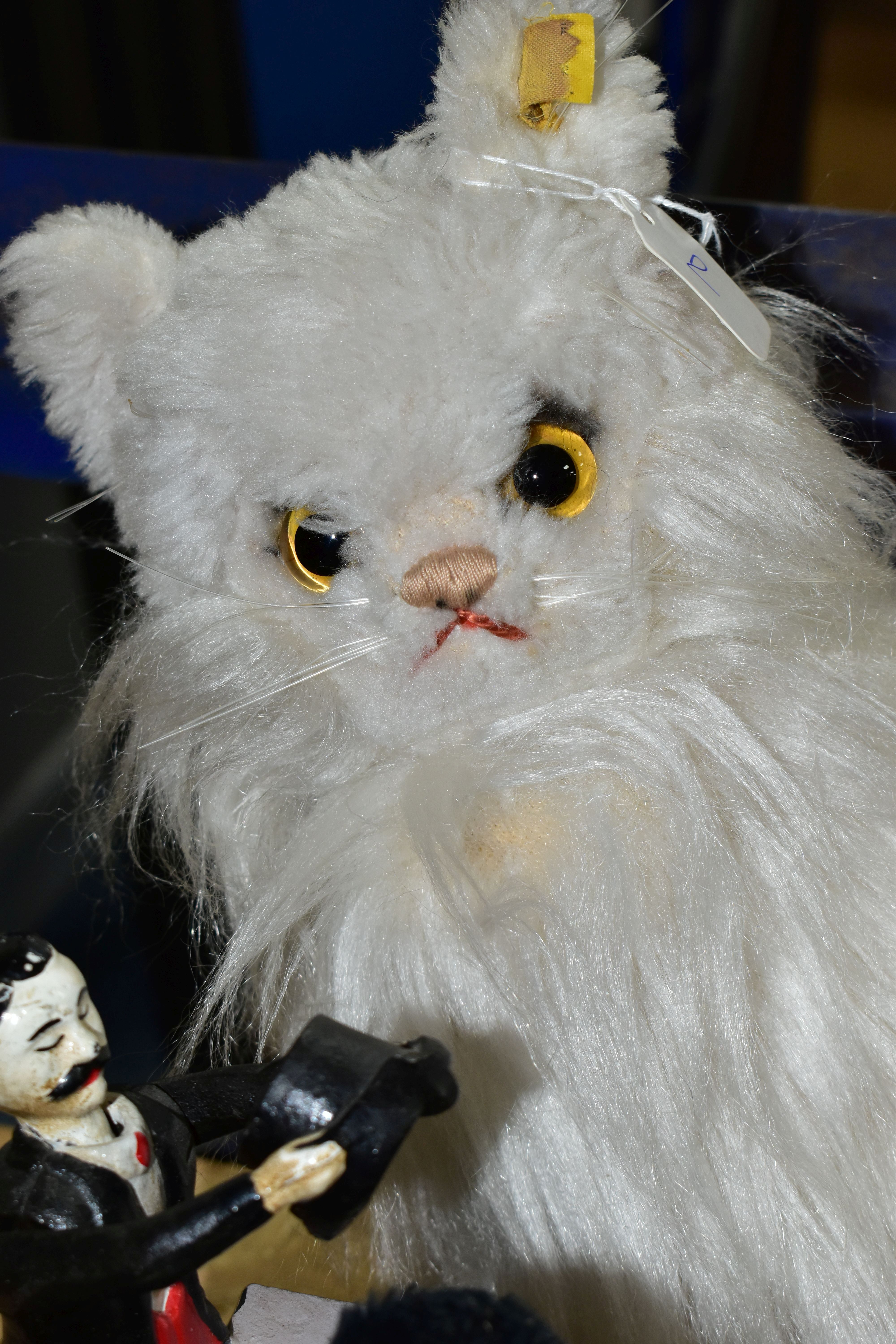 A STEIFF WHITE PLUSH CAT, sitting position, height approx. 32cm, length to end of tail approx. 50cm, - Image 3 of 4