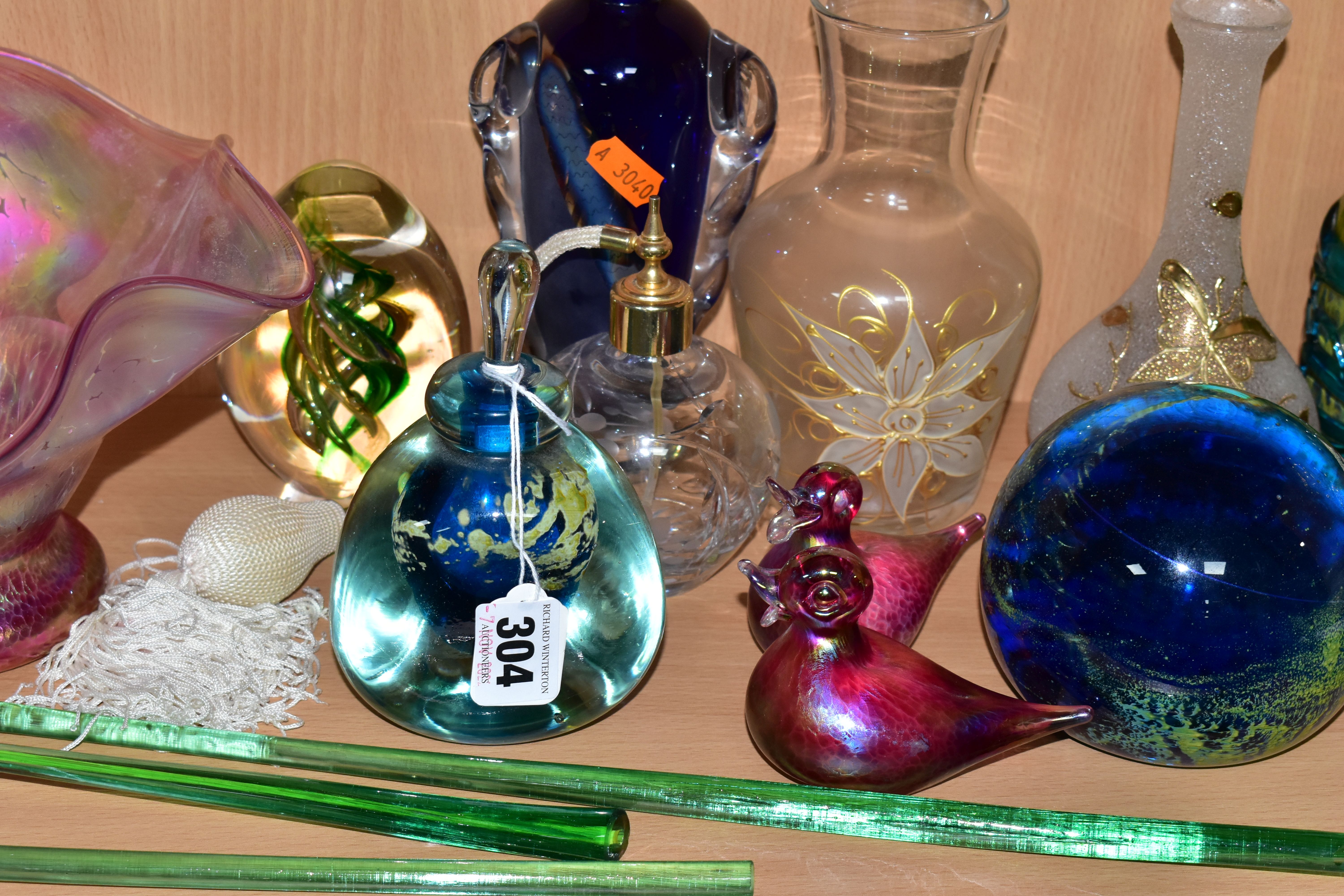 A GROUP OF COLOURED AND DECORATIVE GLASSWARES, to include a Jane Charles studio glass blue and clear - Image 3 of 7