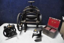 AN ANTIQUE SINGER 29K58 LEATHER SEWING MACHINE (condition:- well rusted, mechanism turns, with