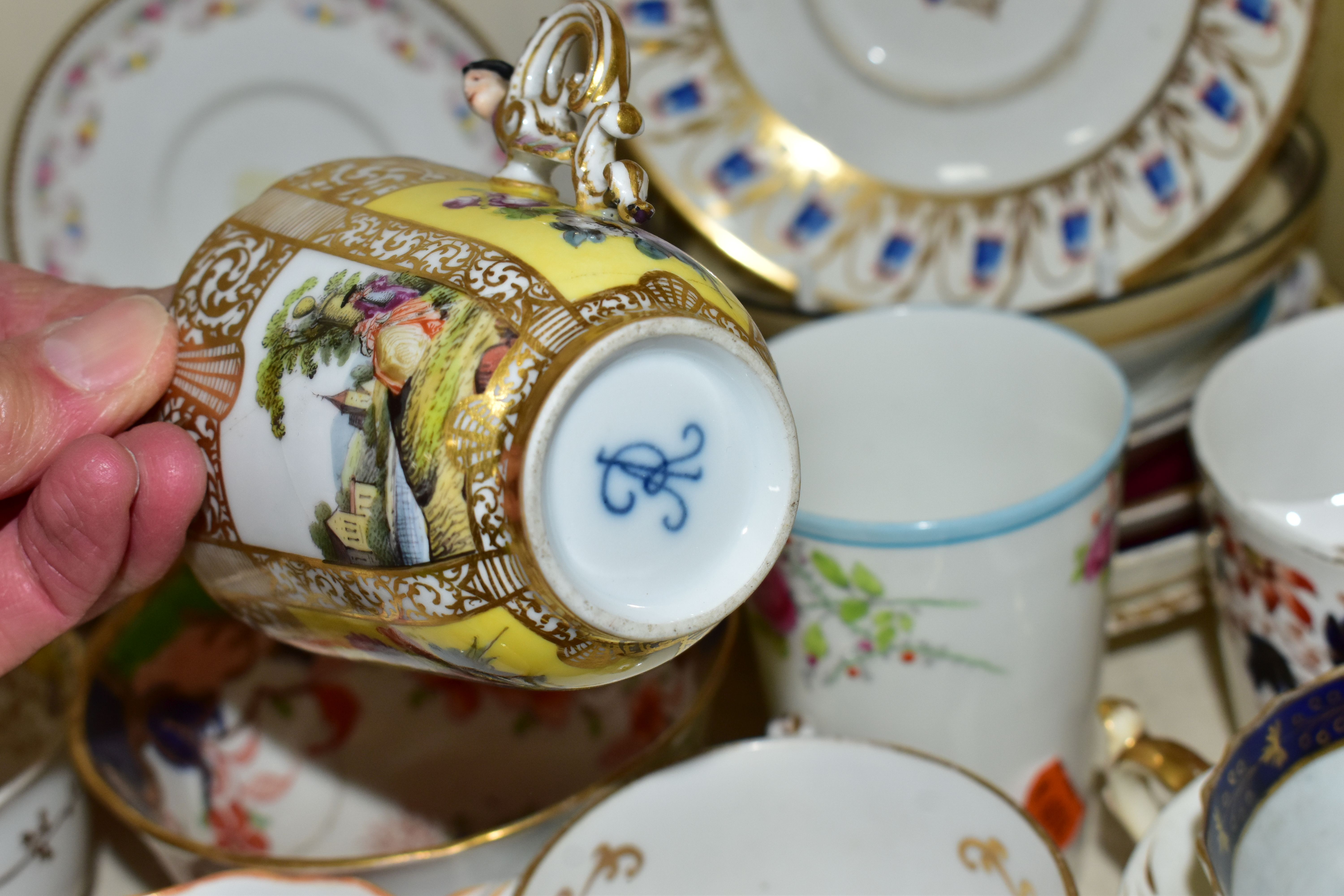 A SELECTION OF ASSORTED 19TH AND 20TH CENTURY TEA CUPS AND SAUCERS ETC, to include early Derby, - Image 13 of 13