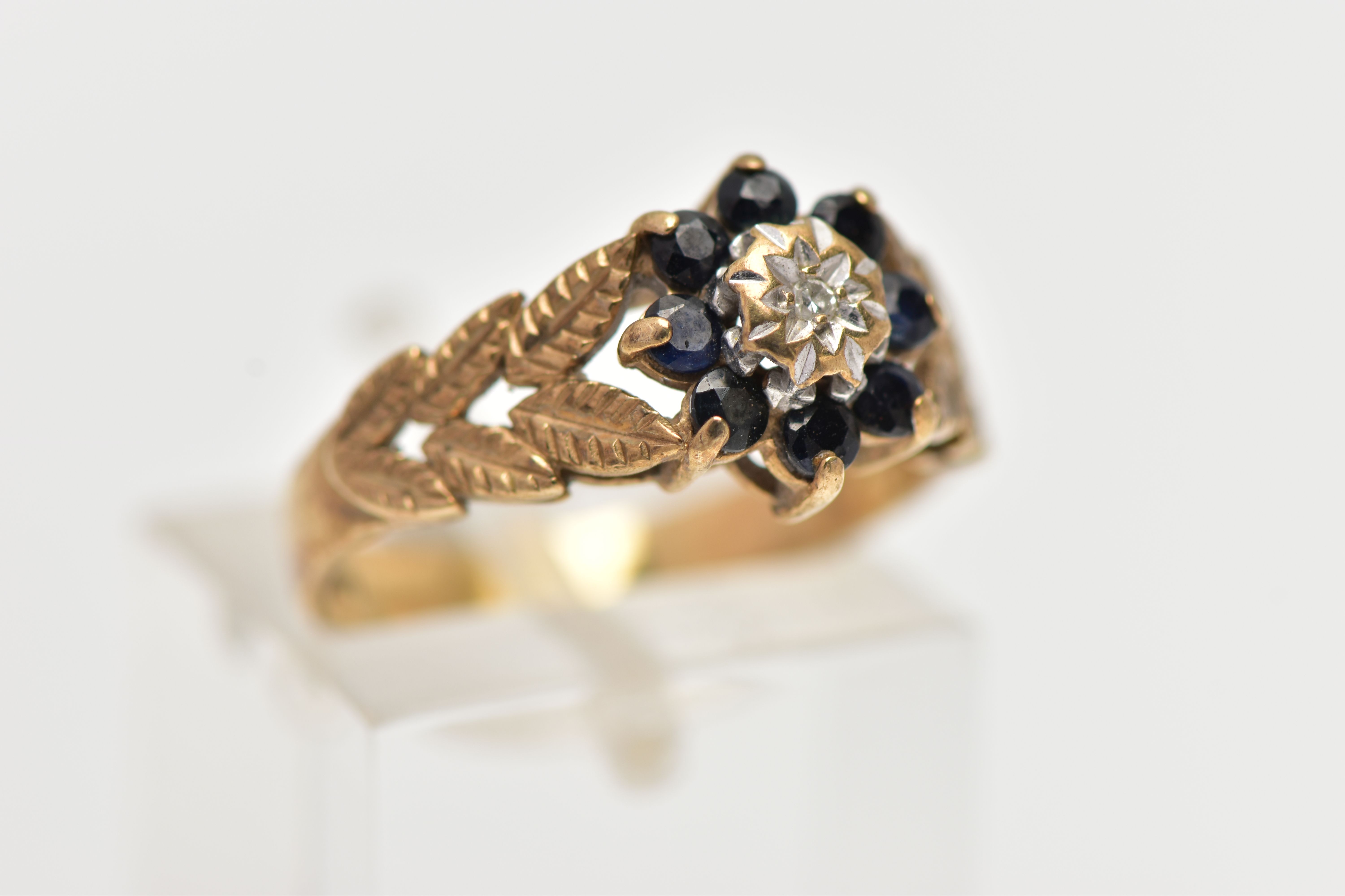 A 9CT GOLD DIAMOND AND SAPPHIRE CLUSTER RING, the illusion set single cut diamond, within a circular - Image 4 of 4