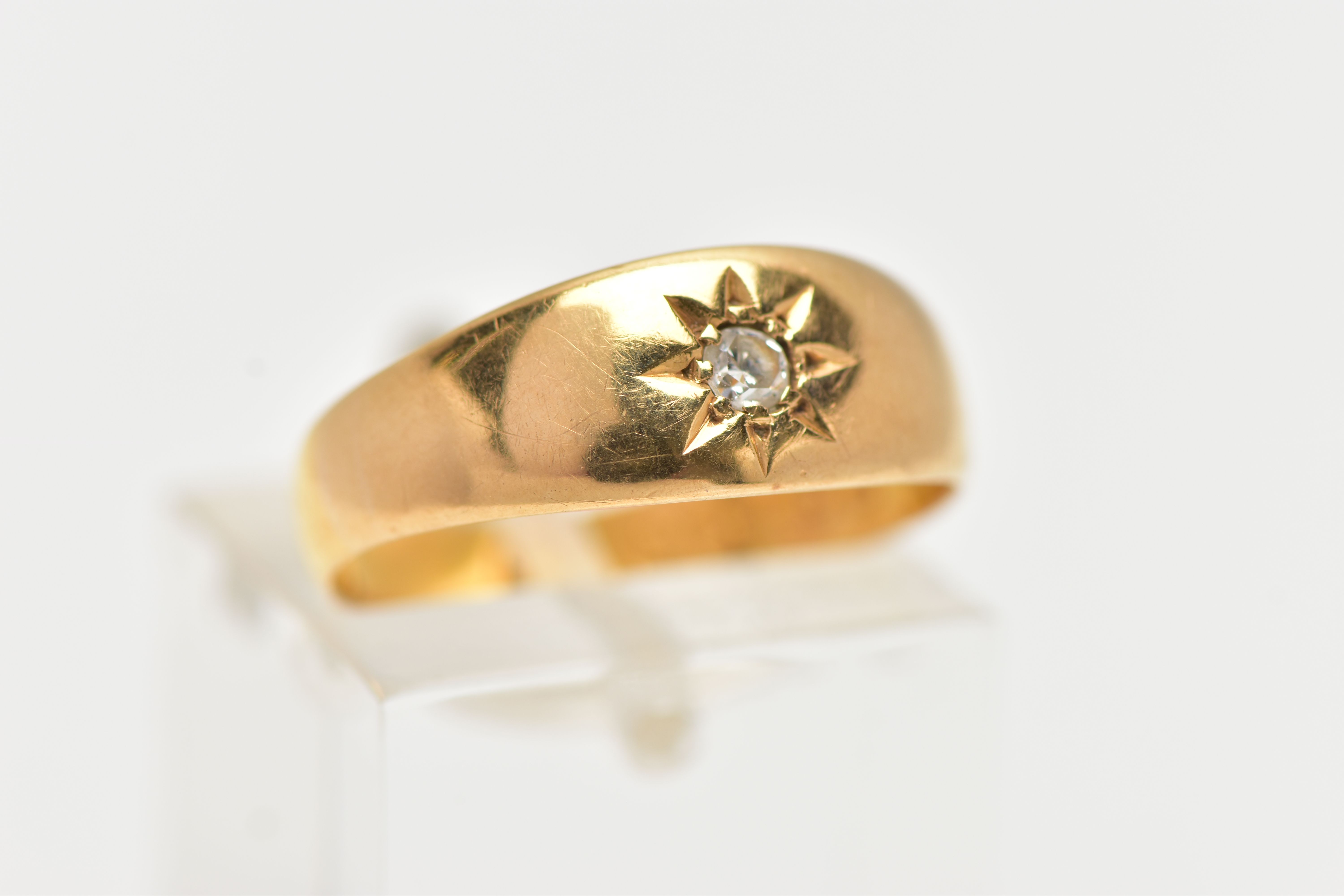 AN EARLY 20TH CENTURY 22CT YELLOW GOLD DIAMOND SINGLE STONE RING, set with a single cut diamond, - Image 4 of 4