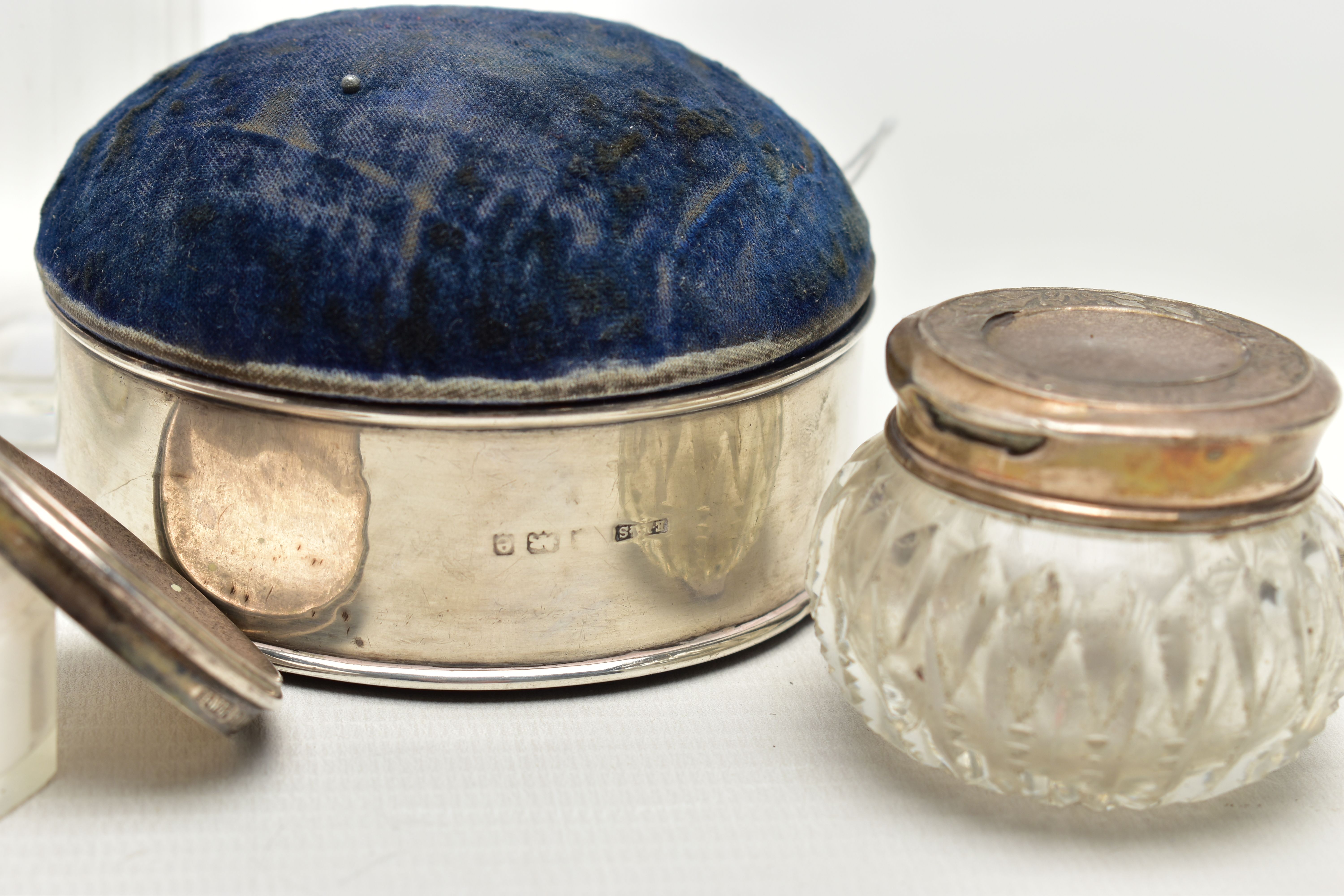 AN ASSORTMENT OF SILVER ITEMS, to include a circular silver box with a pin cushion lid, - Image 5 of 6