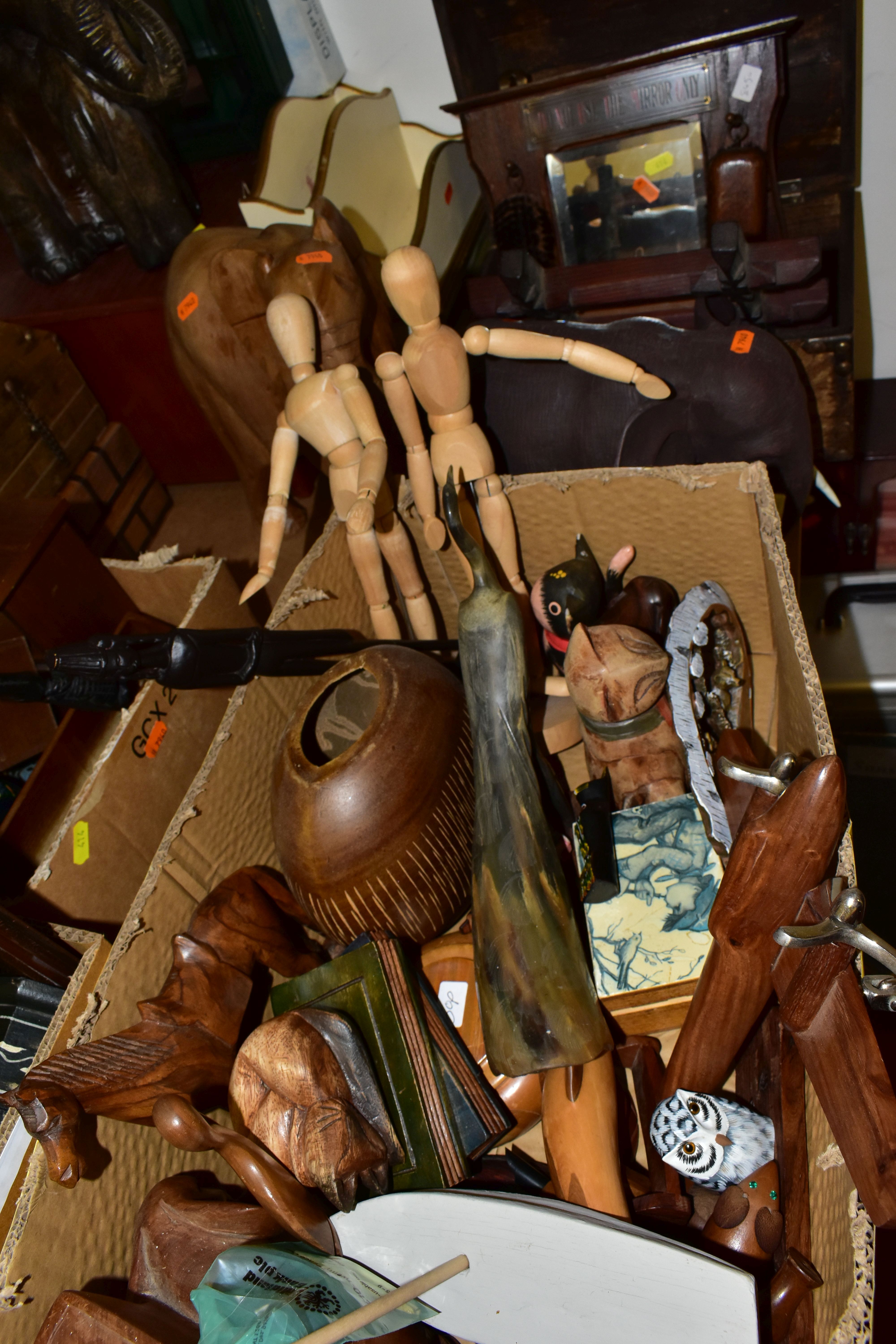 EIGHT BOXES AND LOOSE TREEN, to include carved animals and birds, some painted, decorative masks and - Image 7 of 11