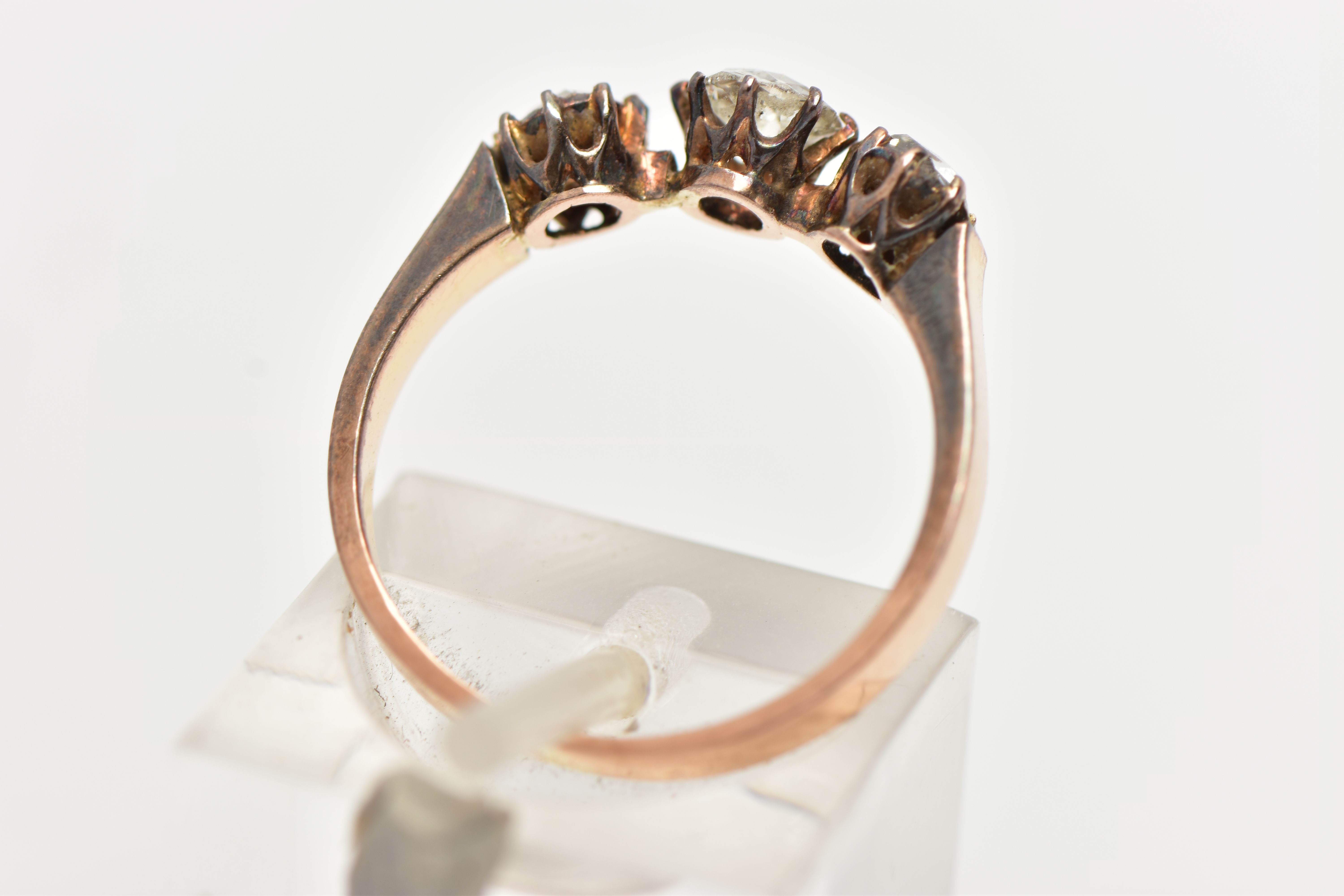 A YELLOW METAL DIAMOND RING, centering on an old cut diamond, and two rose cut diamonds, prong set - Image 3 of 4